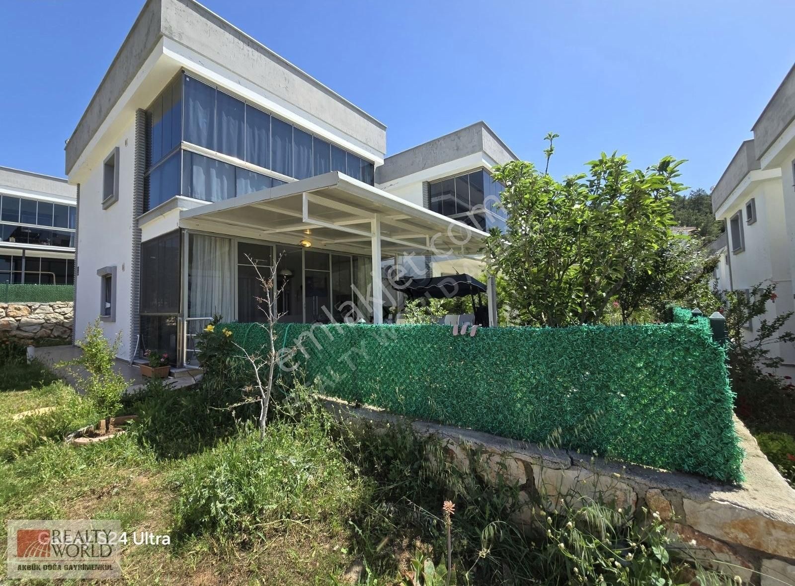 Didim Akbük'de Havuzlu Sitede Köşe Konumd Müstakil Bahçeli Daire