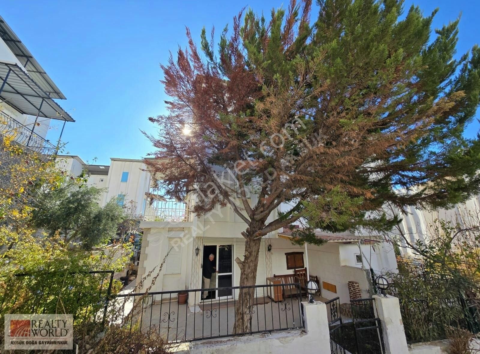 Akbük De Deniz Ve Doğa Manzaralı Satılik Acil Villa.