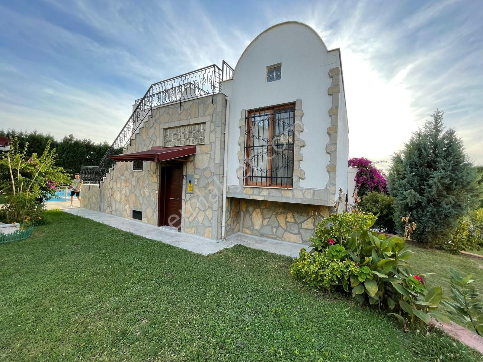 Kuşadası'nda Havuzlu Sitede,bahçeli 3+1 Müstakil Satılık Villa