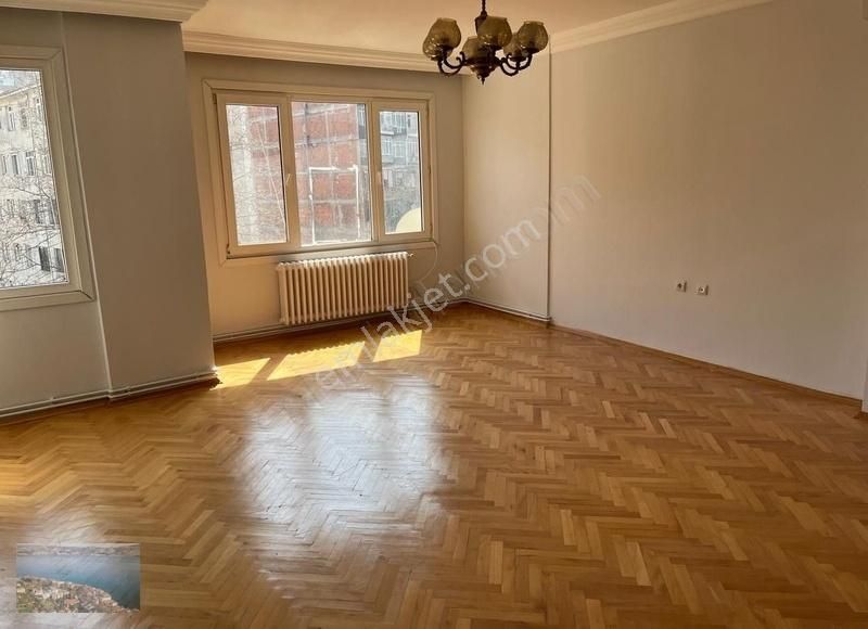 Nişantaşı Akkirman Sokakta 4+1 Otoparklı Kiralık Daire