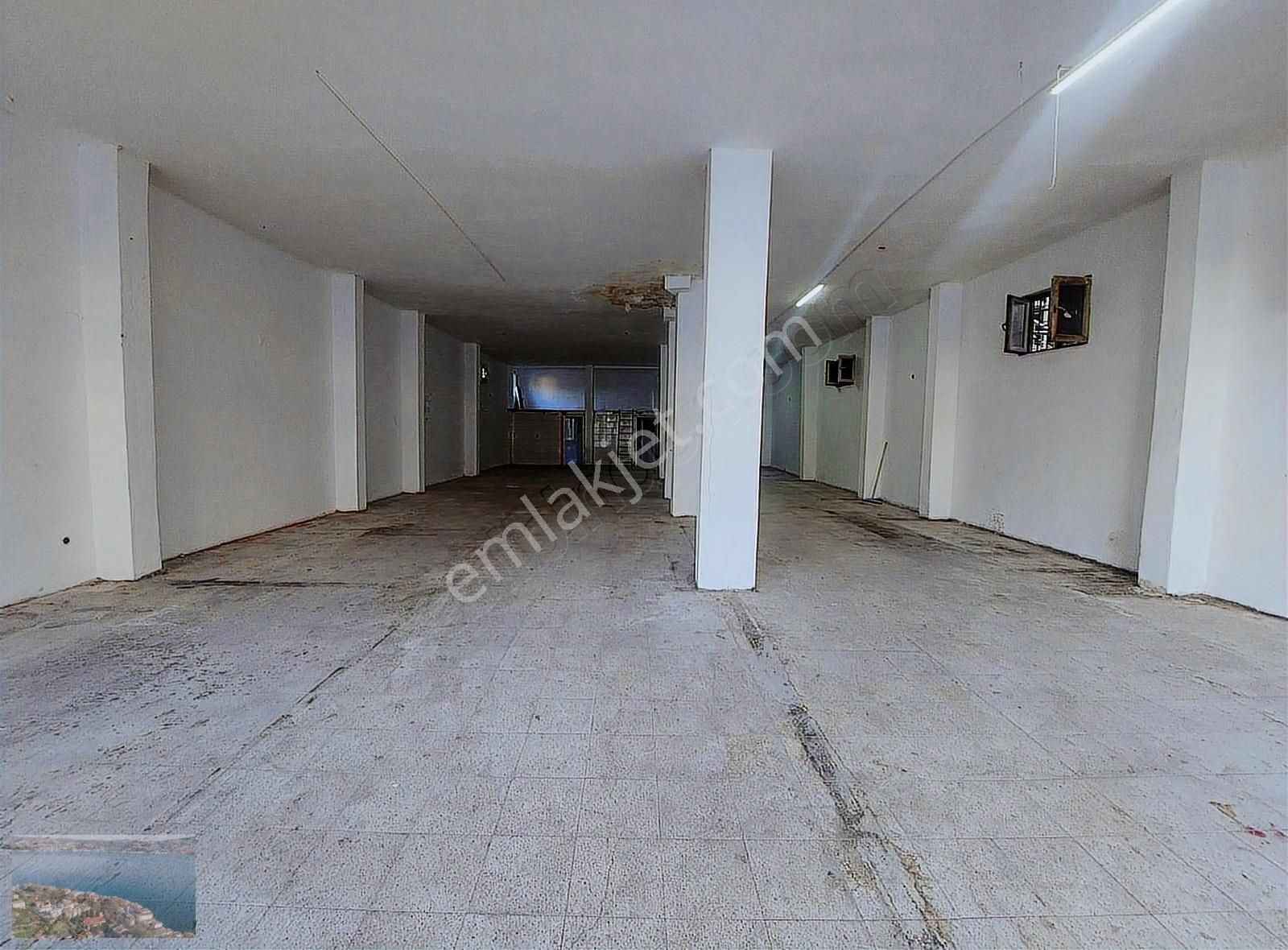 Tarabya'da Metroya Yakın Konumda 300 Metre Kiralık Dükkan Depo