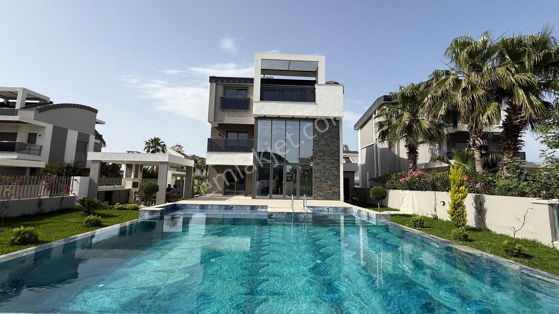 Lüks Ve Konforun Zirvesinde! 5+1 Asansörlü Akıllı Villa