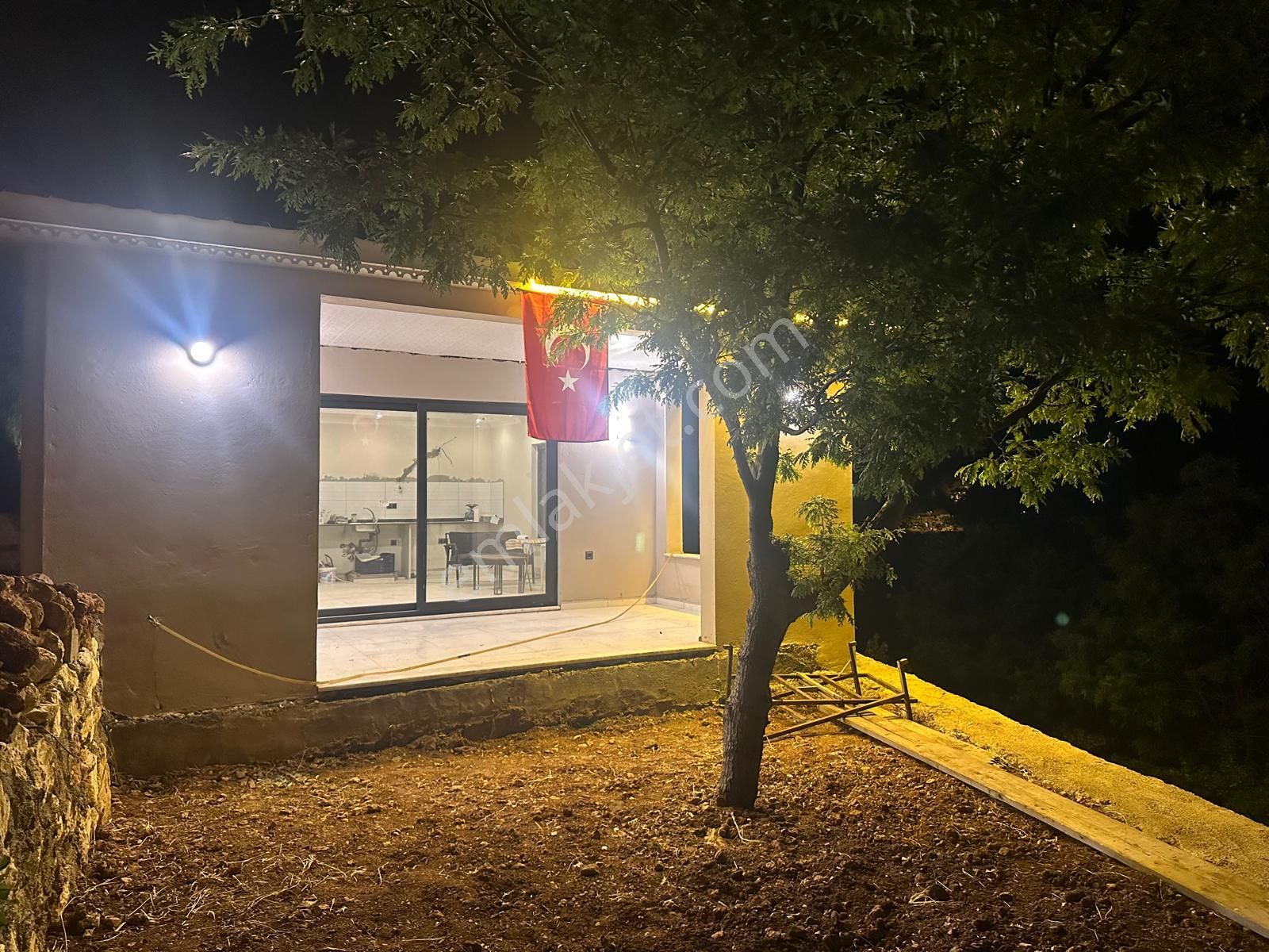 Çay Arasında Satılık Muhteşem Manzaralı Yayla Evi