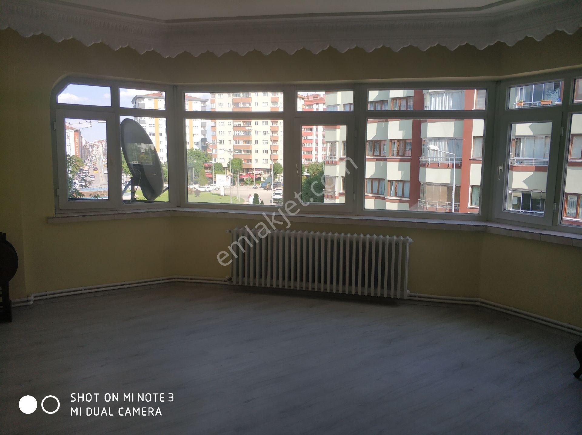 Sıhhiye Meydanında Kiralık Asansörlü Balkonlu Ara Kat 2+1 Daire