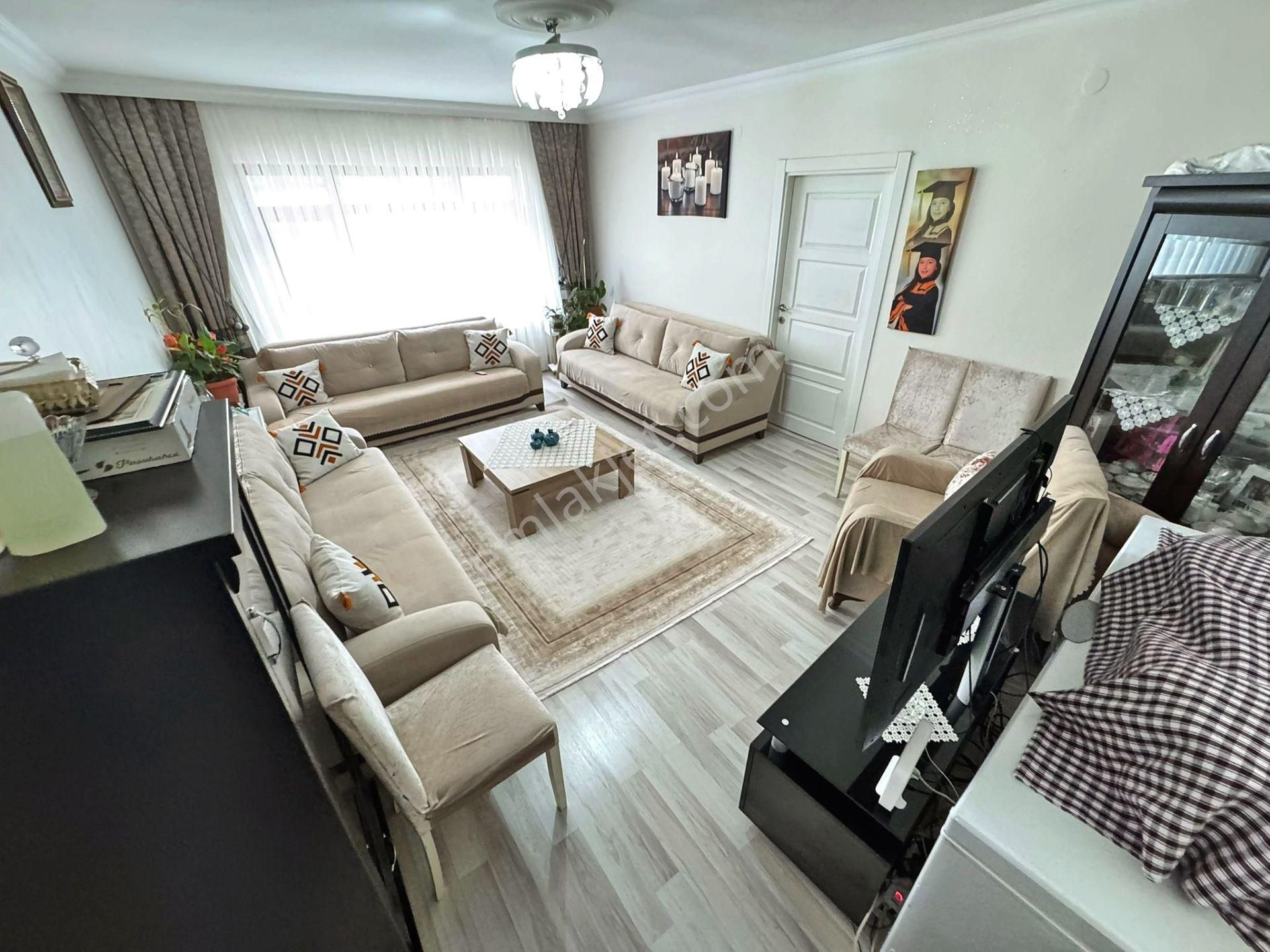 Alacalı Caddesinde Orta Kat 3+1 Geniş 135m2 Yalıtımlı 2 Balkonlu