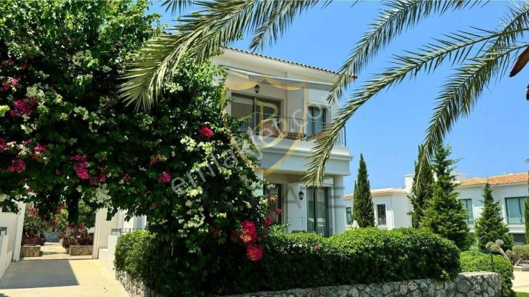 Girne Alsancak'ta Kıbrıs Town Houses'da Özel Bahçeli Full Eşyalı Satılık 2+1 Daire !!
