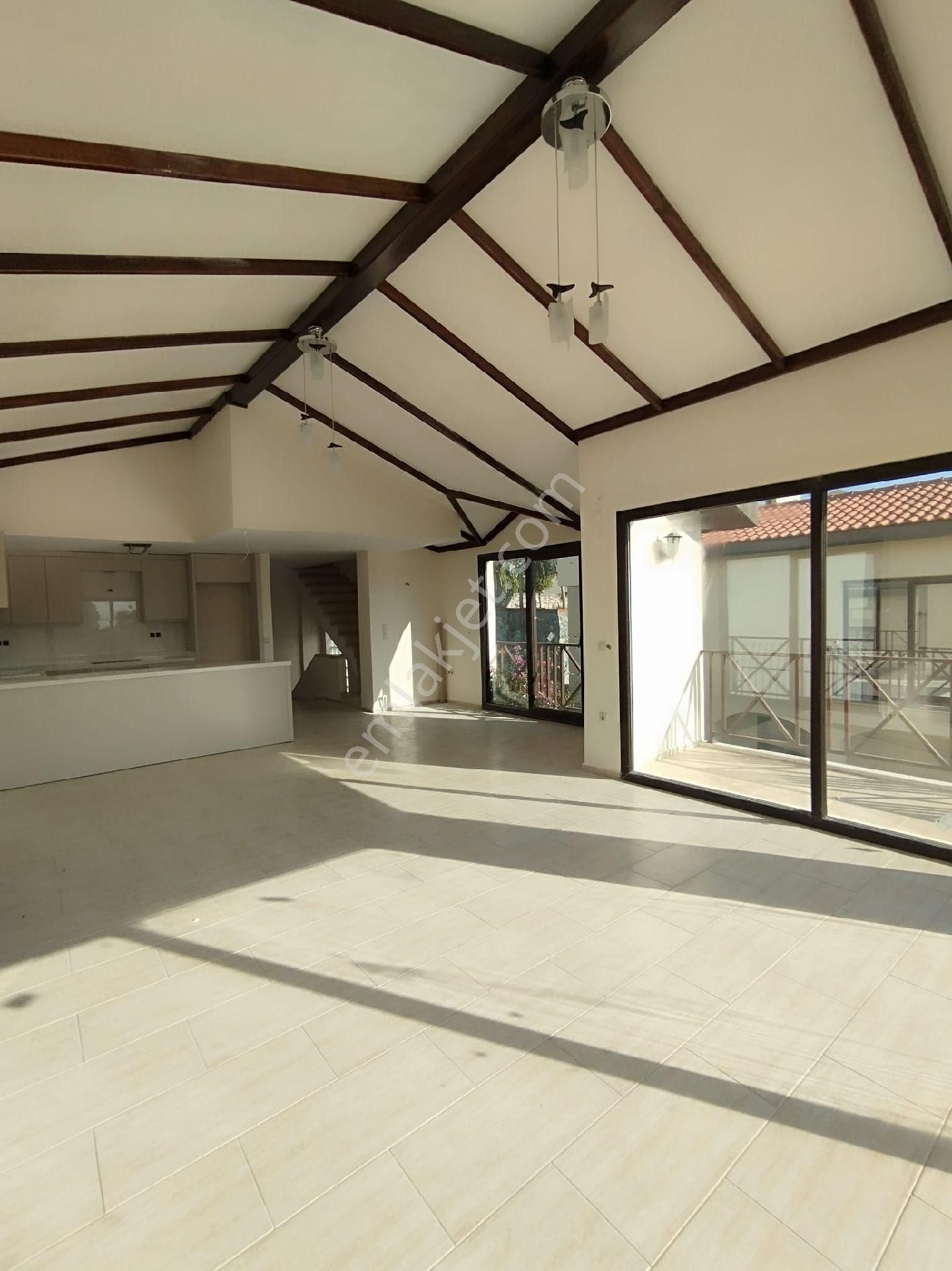 Kadınlar Denizi'nde Denız Manzaralı Site İçi Müstakil Satılık 3+1 Villa - Görsel 5