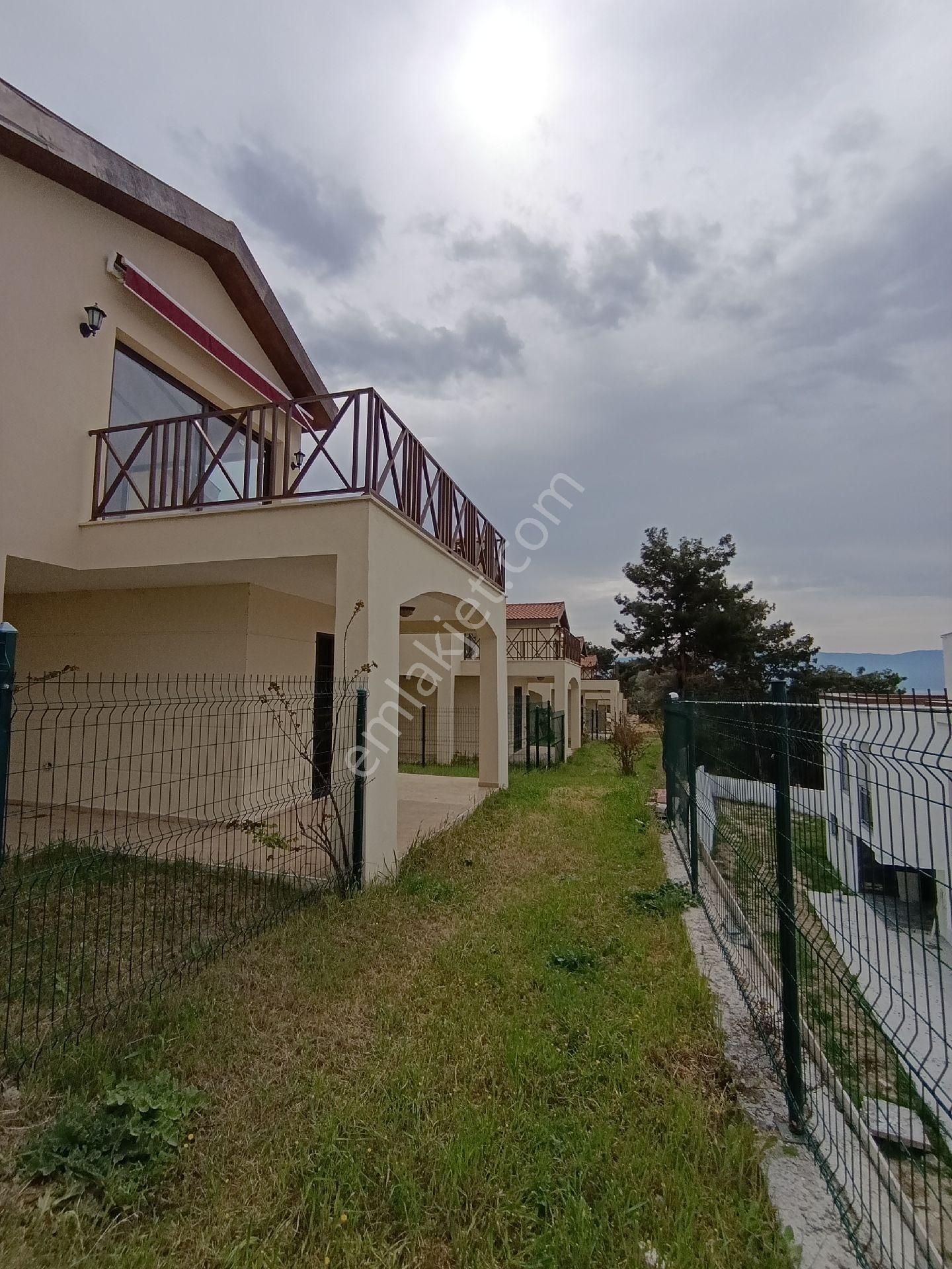 Kadınlar Denizi'nde Denız Manzaralı Site İçi Müstakil Satılık 3+1 Villa - Görsel 2