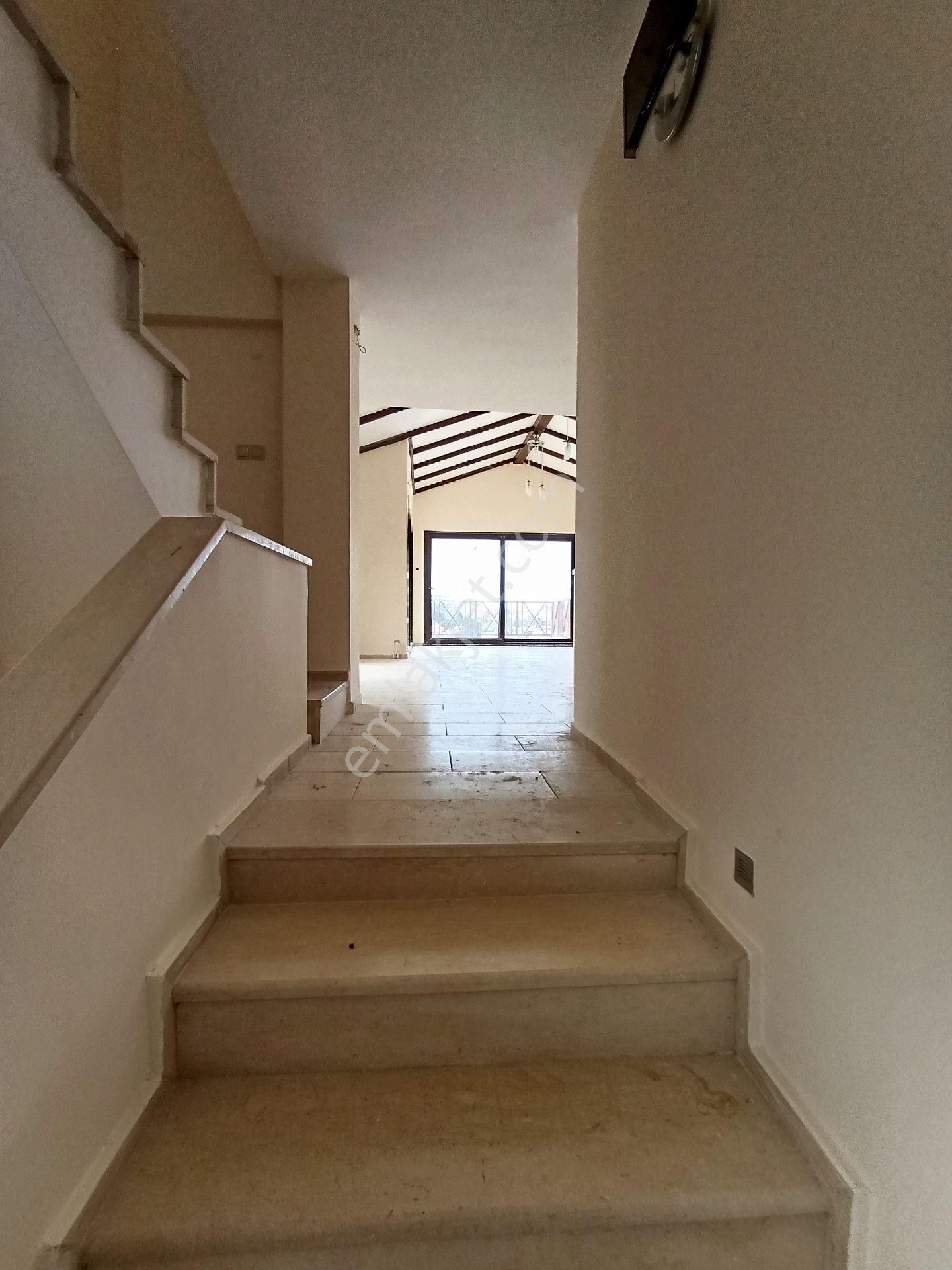 Kadınlar Denizi'nde Denız Manzaralı Site İçi Müstakil Satılık 3+1 Villa - Görsel 18