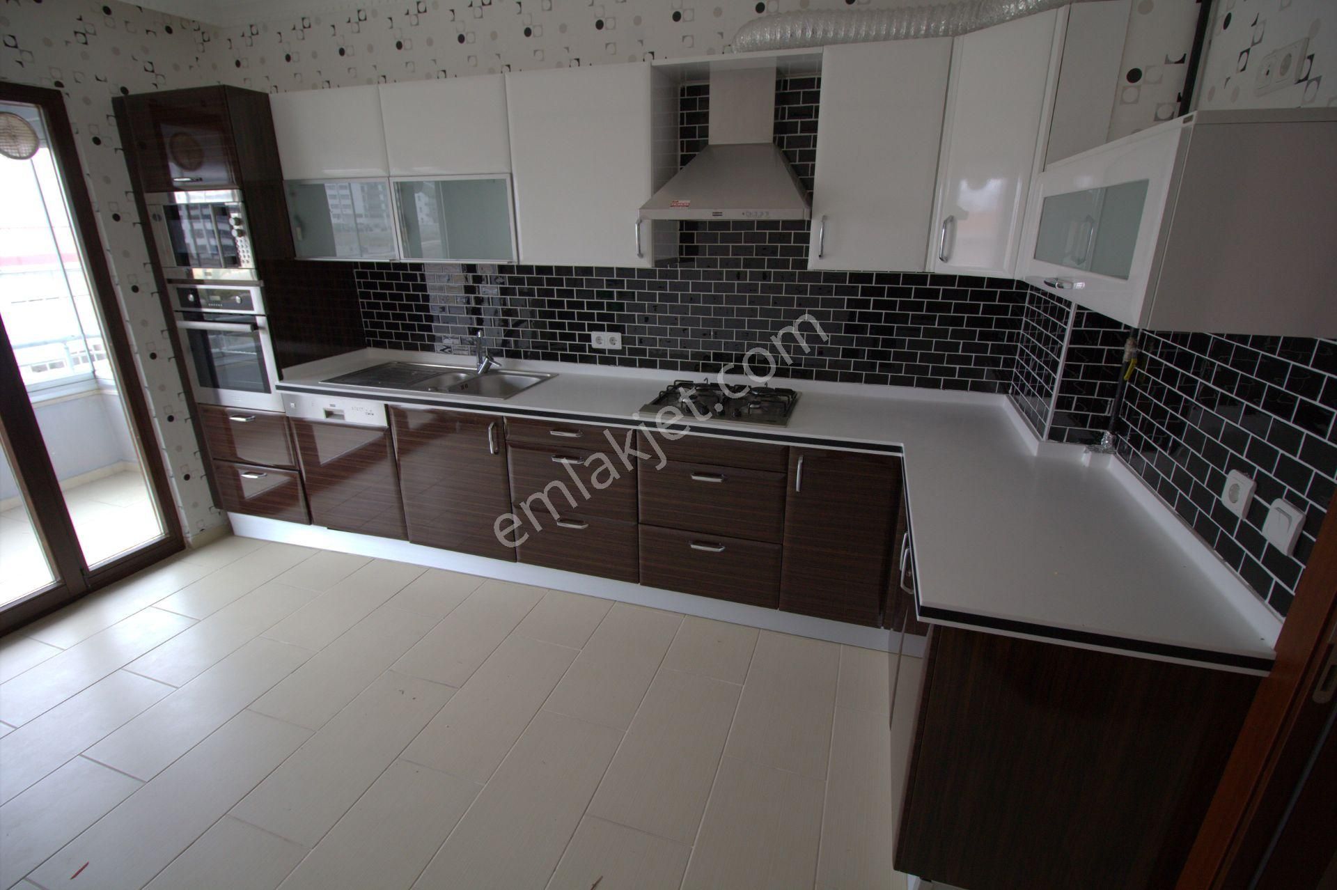 Irmak Emlak- Bağlıca Merkezde Site İçinde K.otoparklı Ara Katta 4+1 Daire