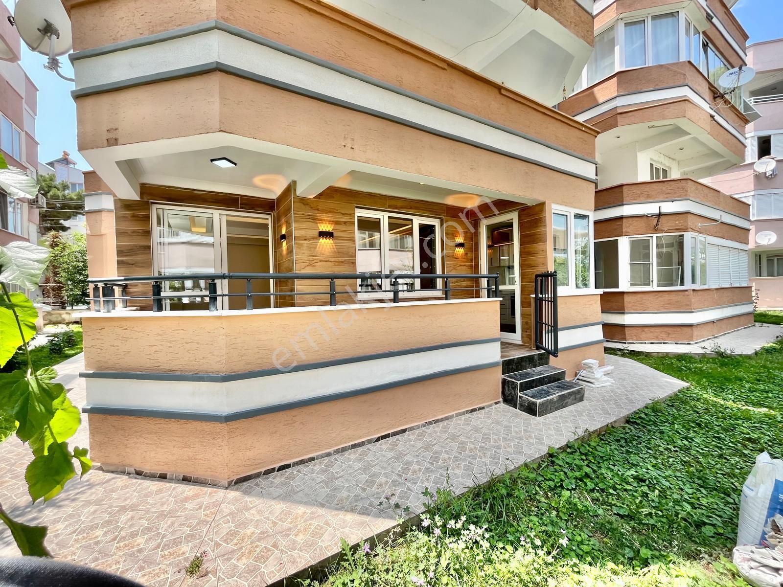 Gümüş'den Akçay'da Bahçe Kullanım Alanlı Ayrı Mutfaklı 2+1 Daire
