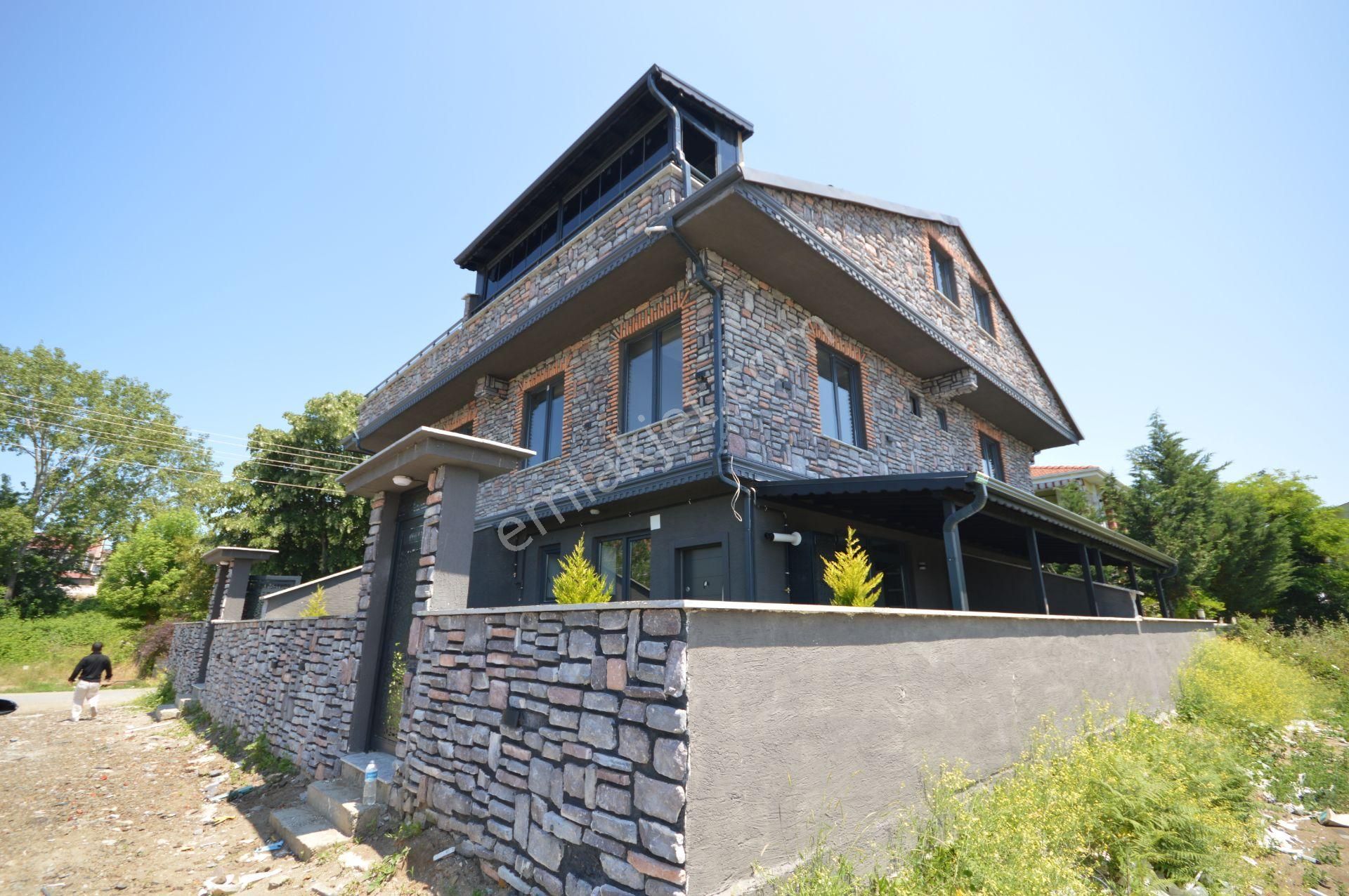 Kocaali’de Köşe Parsel, Havuzlu Ve Plaj Konumlu Lüks Villa!