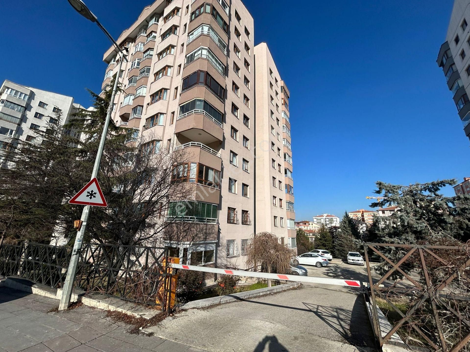 Taner'den Cevizlidere Caddesinde İlkadım Sitesinde 3+1 135m2 Ön