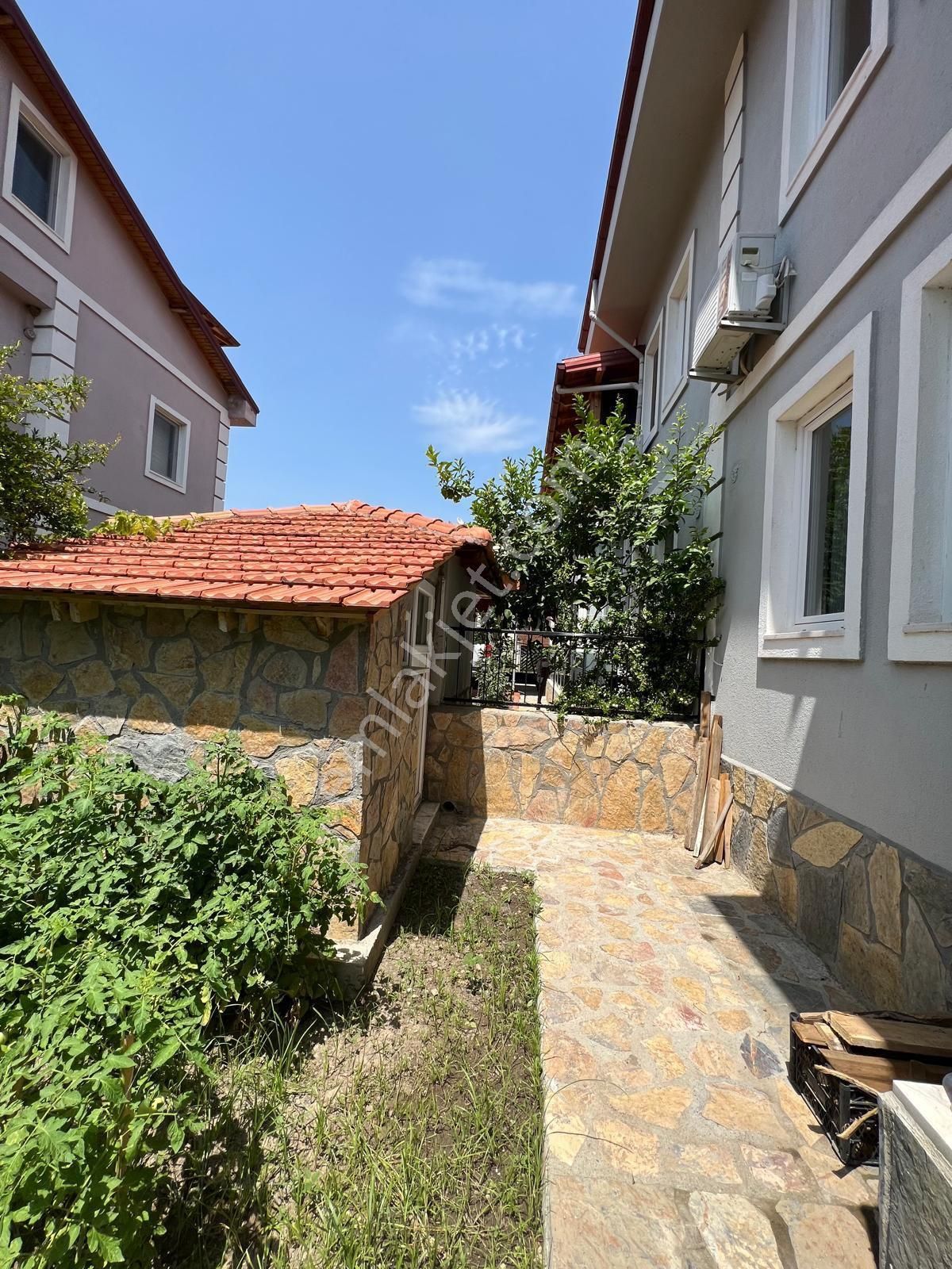 Gelişimde Ünver Den Satılık Villa