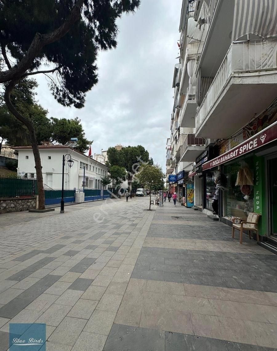 Kuşadası Merkezde Batarkatlı Dükkan