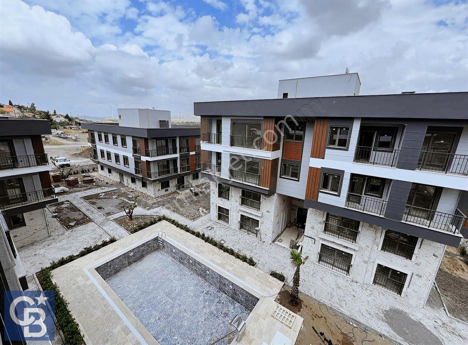 Aliağa'da 4bloklu Havuzlu Sitede Kapalı Mutfak Satılık 2+1 Daire