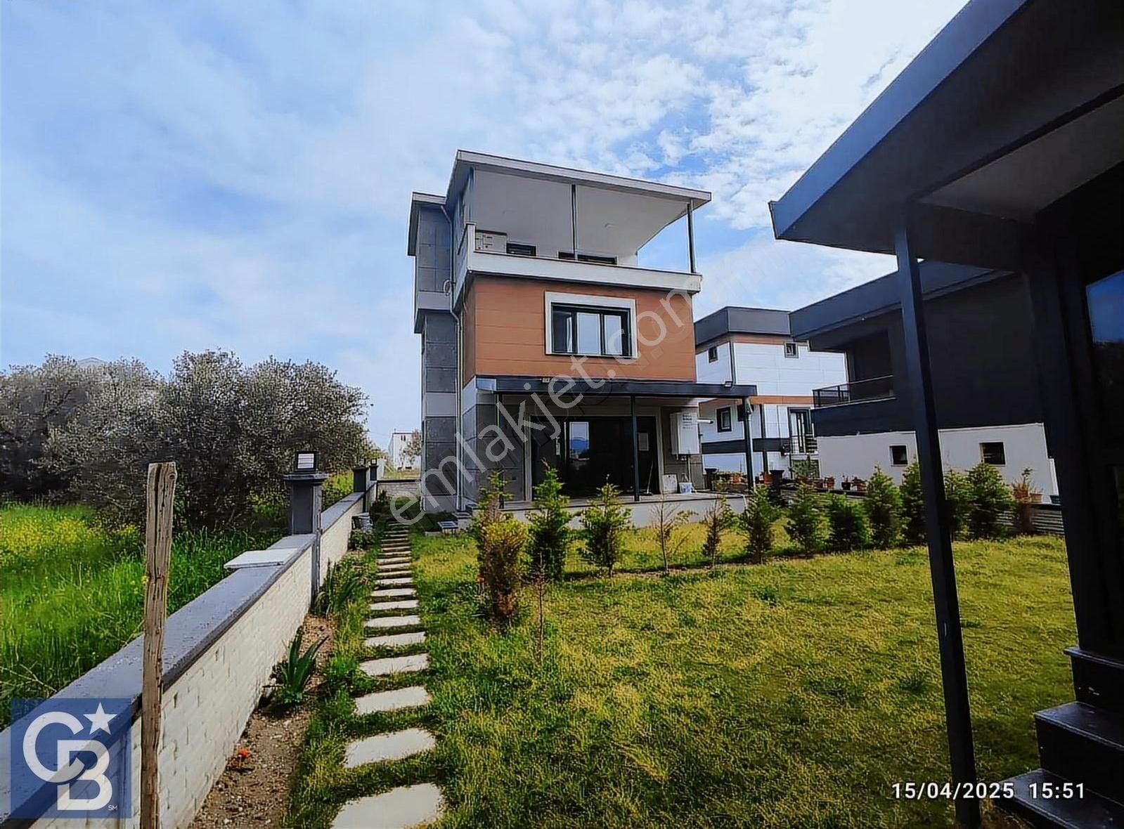 Şakranda Muhteşem Konumda Deniz Manzaralı Satılık Villa