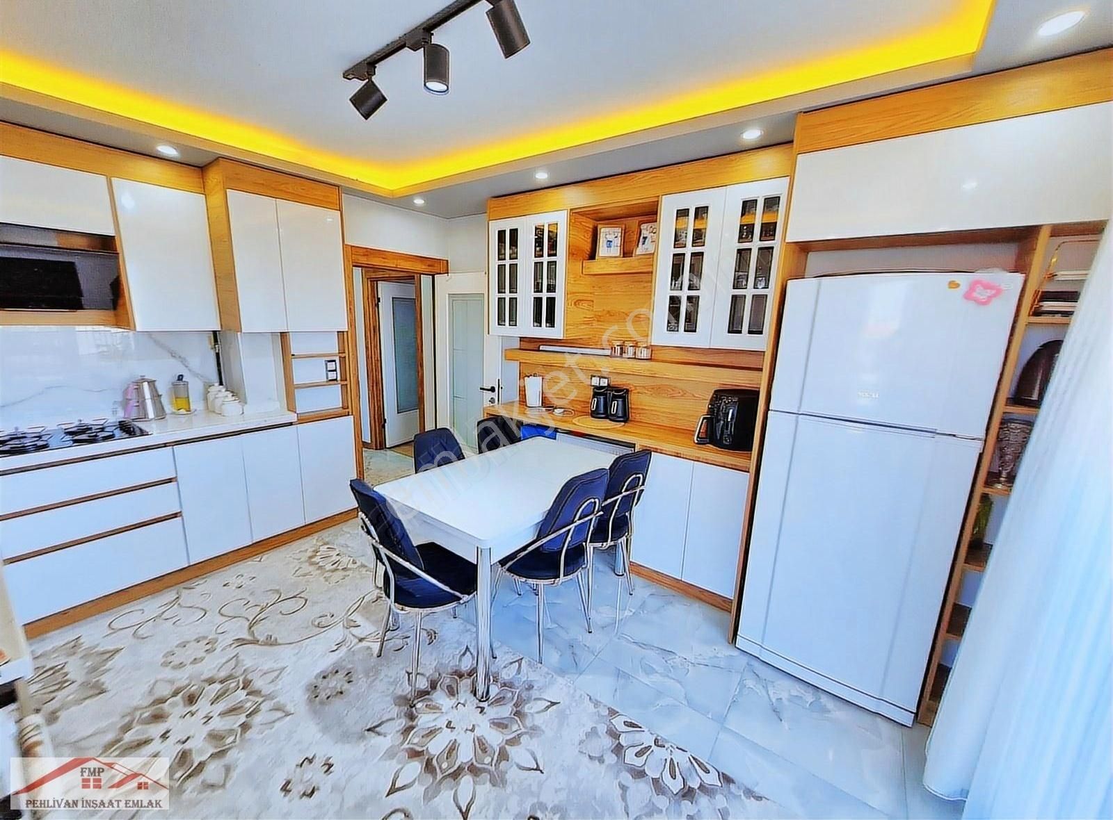 Yenikent'te Ful Yapılı Masrafsız Çift Balkon Depolu Geniş 3+1 !