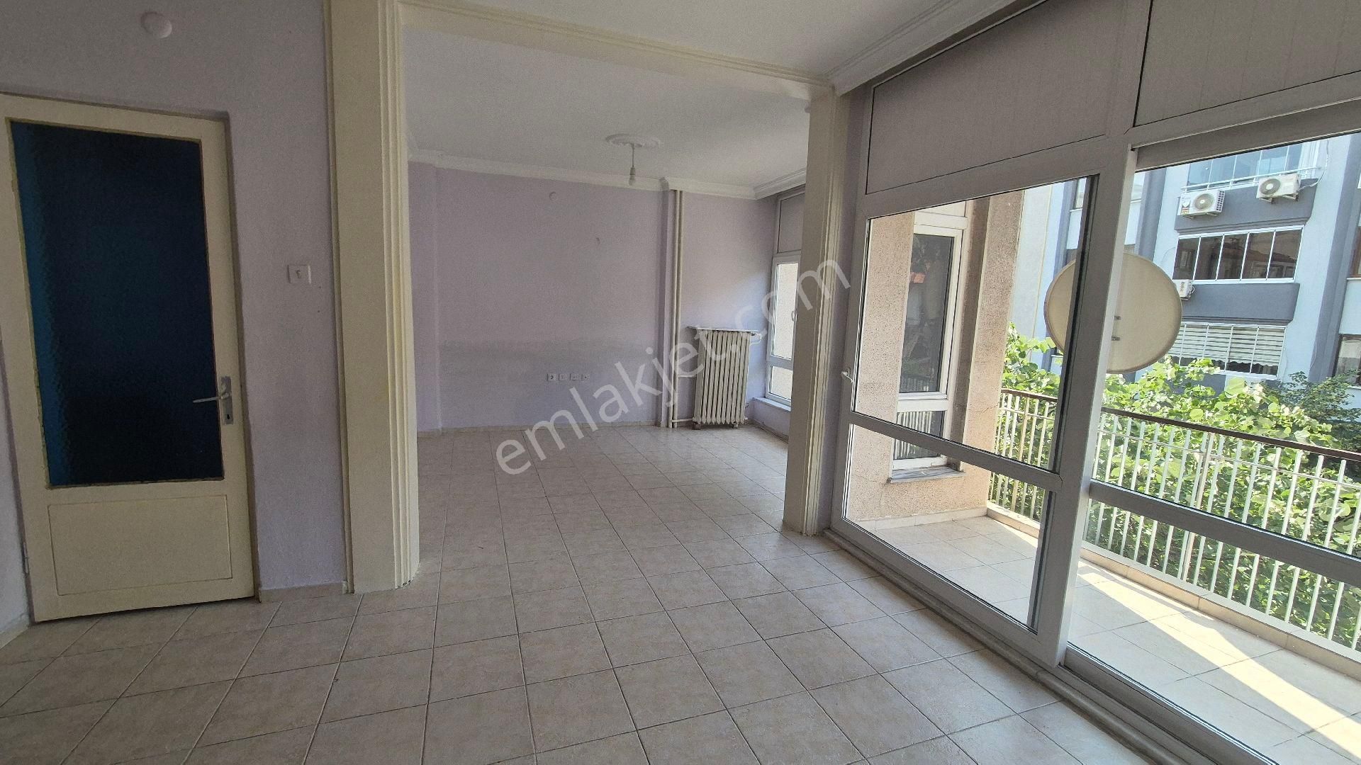 Özgün Gm'den, Adakale Mah. Cadde Üzerinde Kiralık Ara Kat Daire