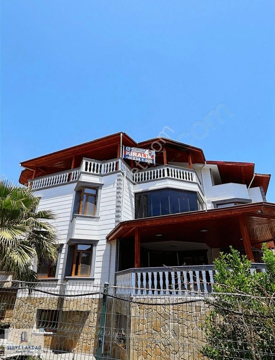Adananın Elit Ve Sakin Sitesinde Göl Manzaralı 8+2 Kiralık Villa