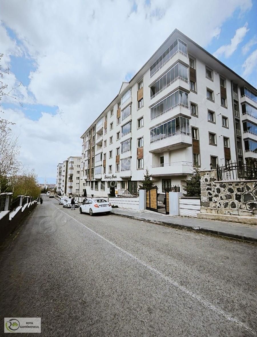 Rota'dan Kayakyolu Şehitler Parkı Yanı Kiralık Ara Kat 4+1 Daire