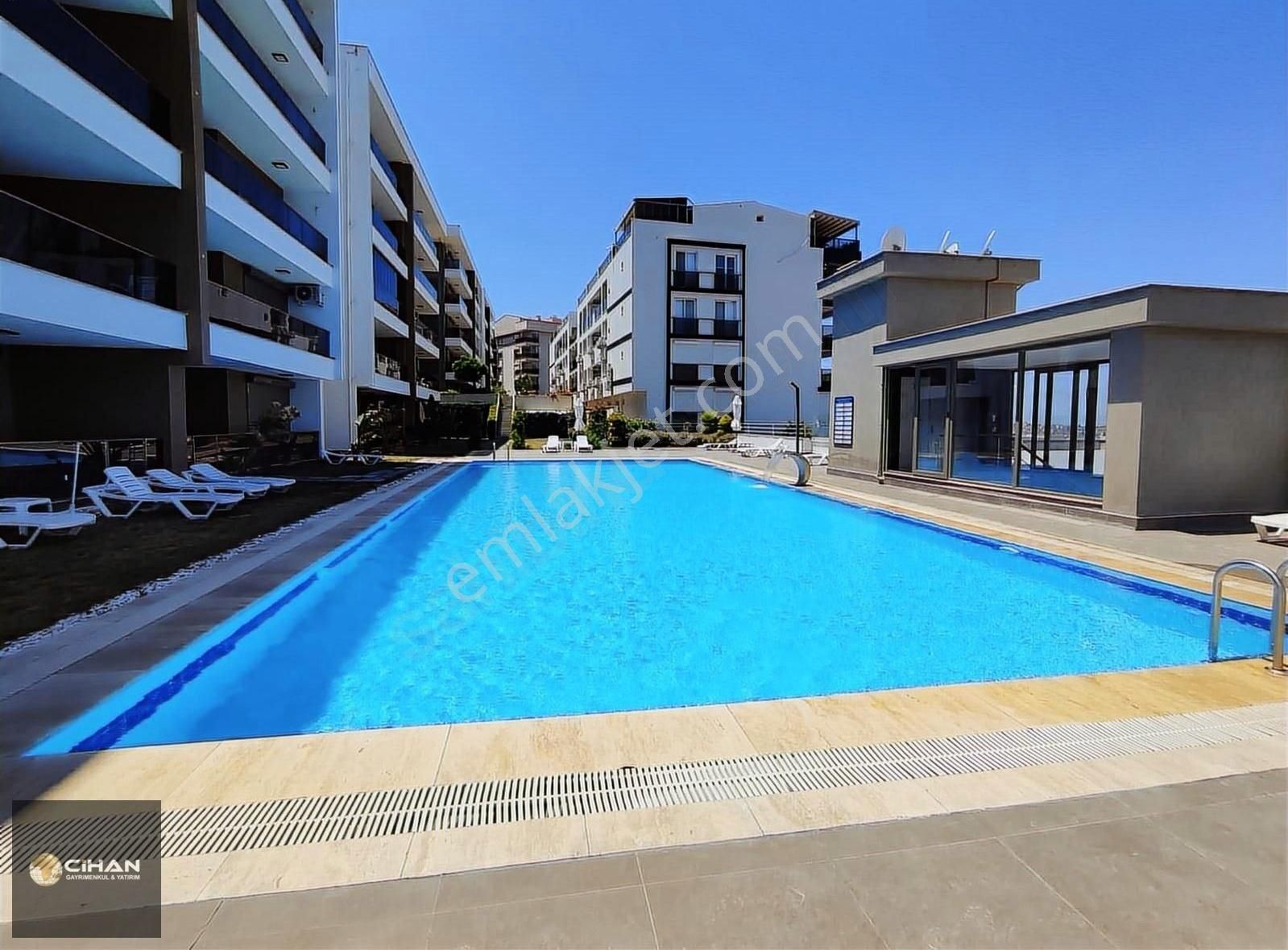 Kuşadası Merkezde Havuzlu Sitede Satılık 3+1 Rezidans Daire