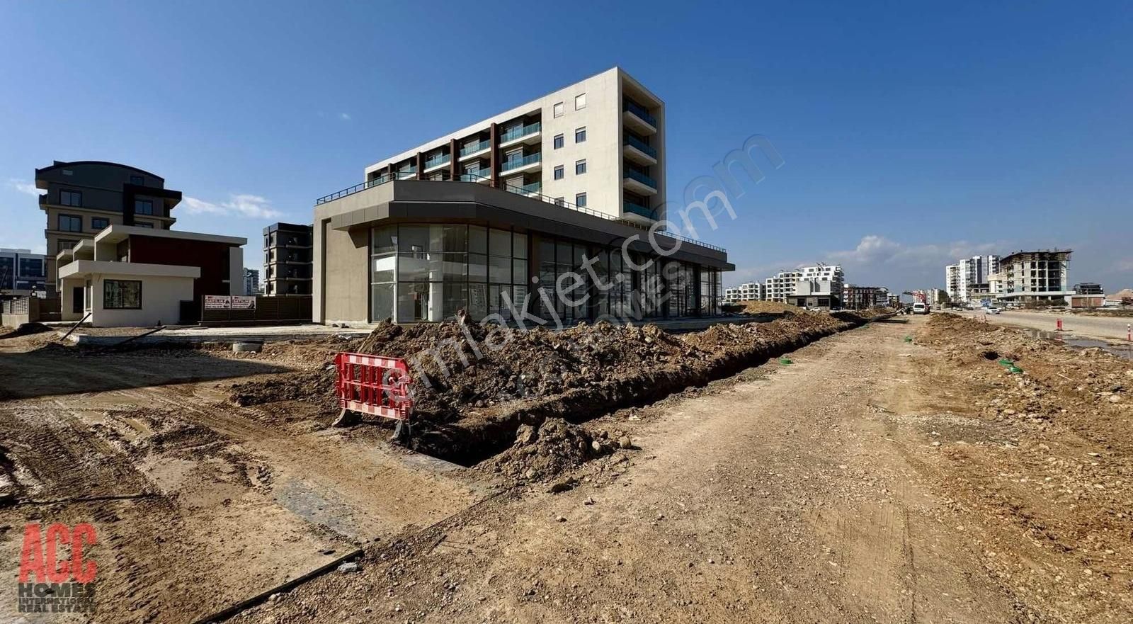 Acc Homes'tan 40'lık Yolüstü 195 M2 - 3 Katlı Cephe Geniş Dükkan