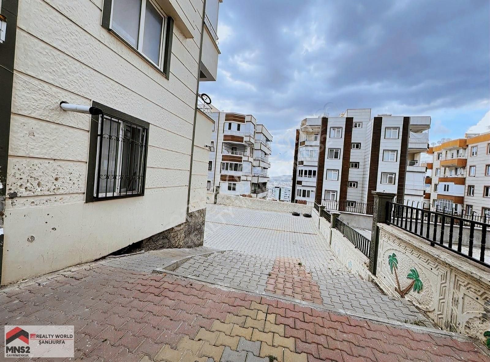 Realty World Mns2 Mehmetden Doğukentte2+0 Fulleşyalısatılıkdaire
