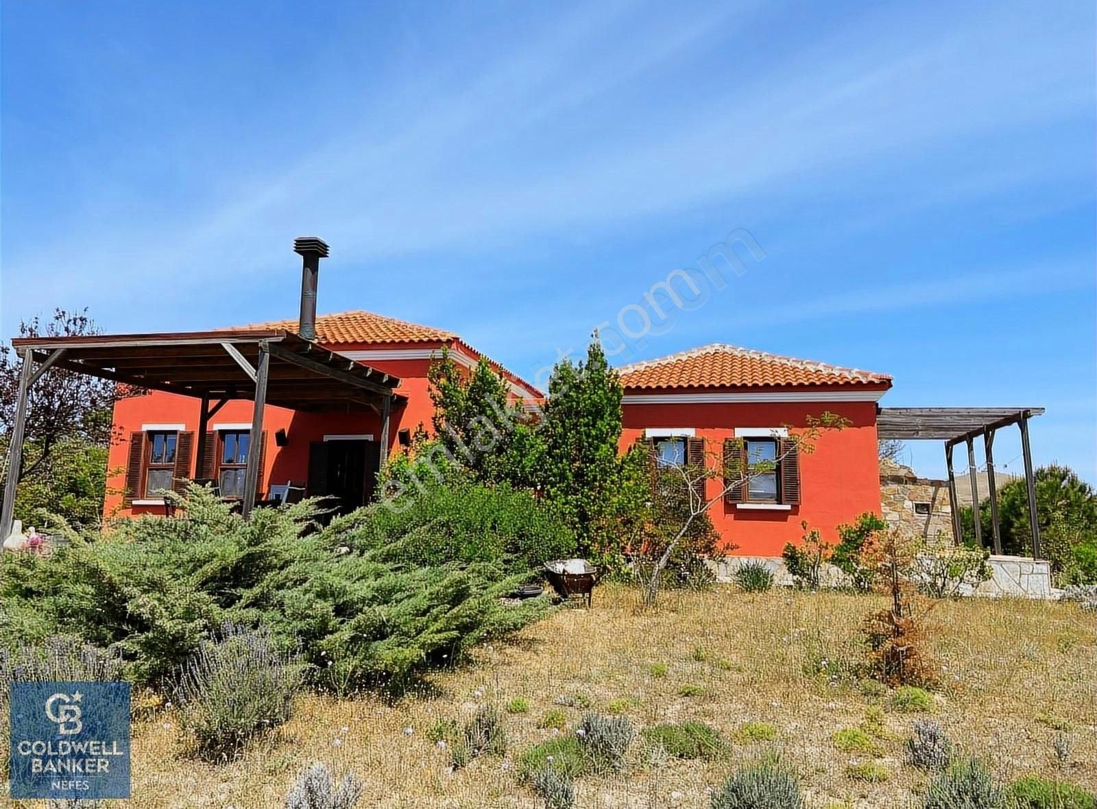 Bozcaada Papazbahçe'de 2.5 Dönüm Bahçe İçinde Satılık Bağ Evi