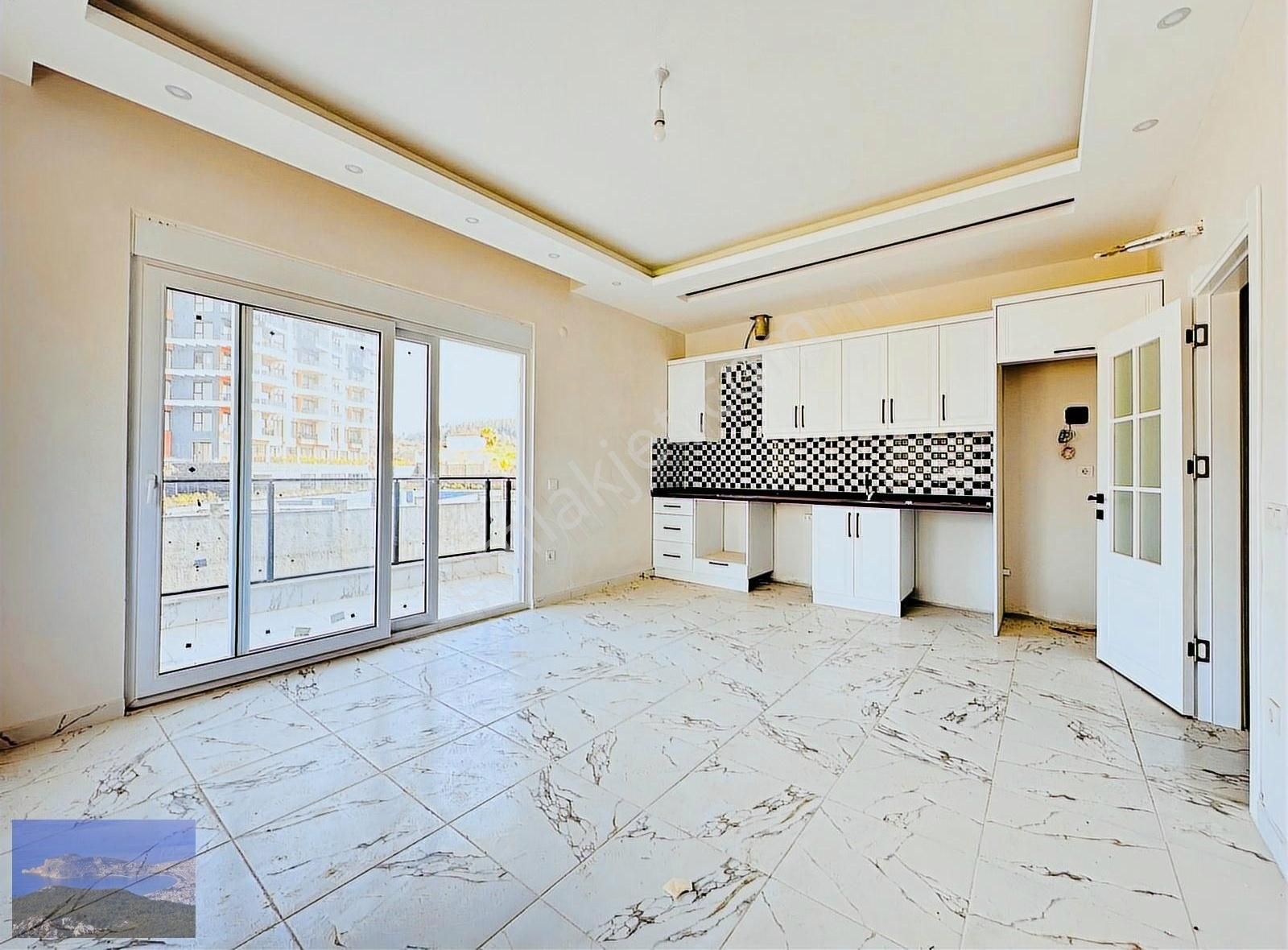 Denize 800 Metre 1+1 Havuzlu Daire