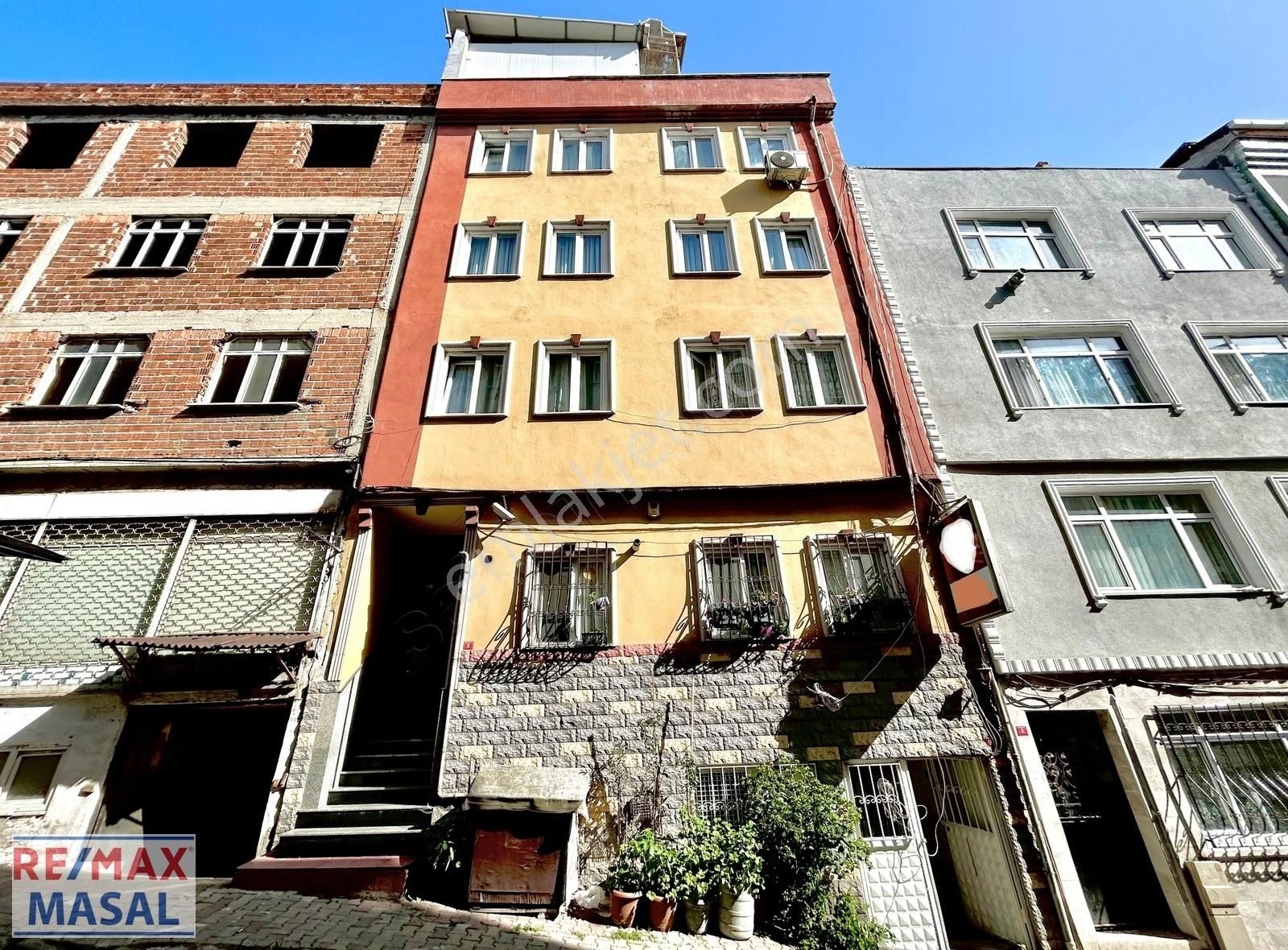 Bayrampaşa Terazidere İçinde 4 Daire 1 Dükkan Olan Satılık Bina