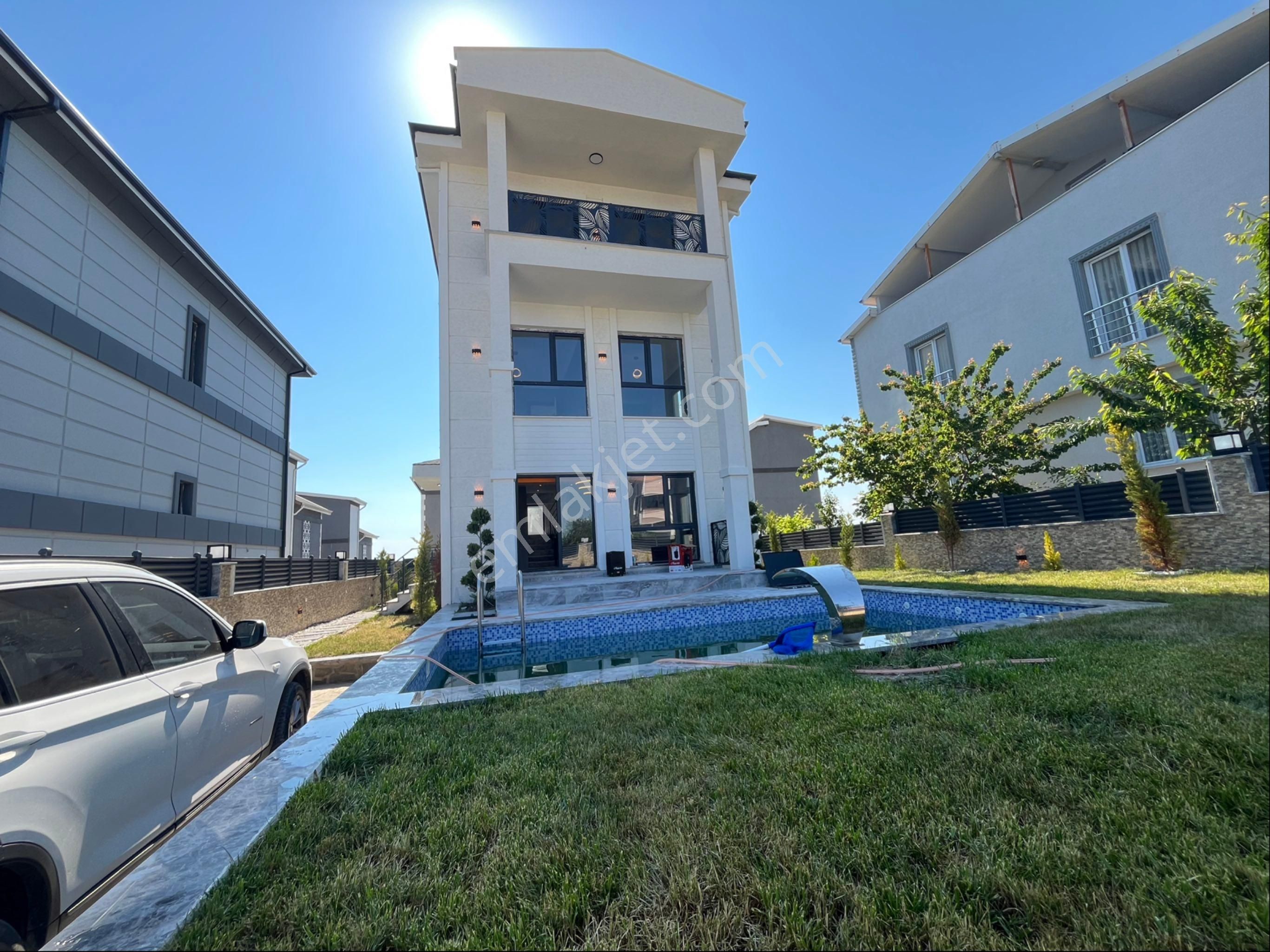 Çeşmeli Mahallesinde Havuzlu 4+1 Ful Deniz Manzaralı Lüks Villa - Görsel 2