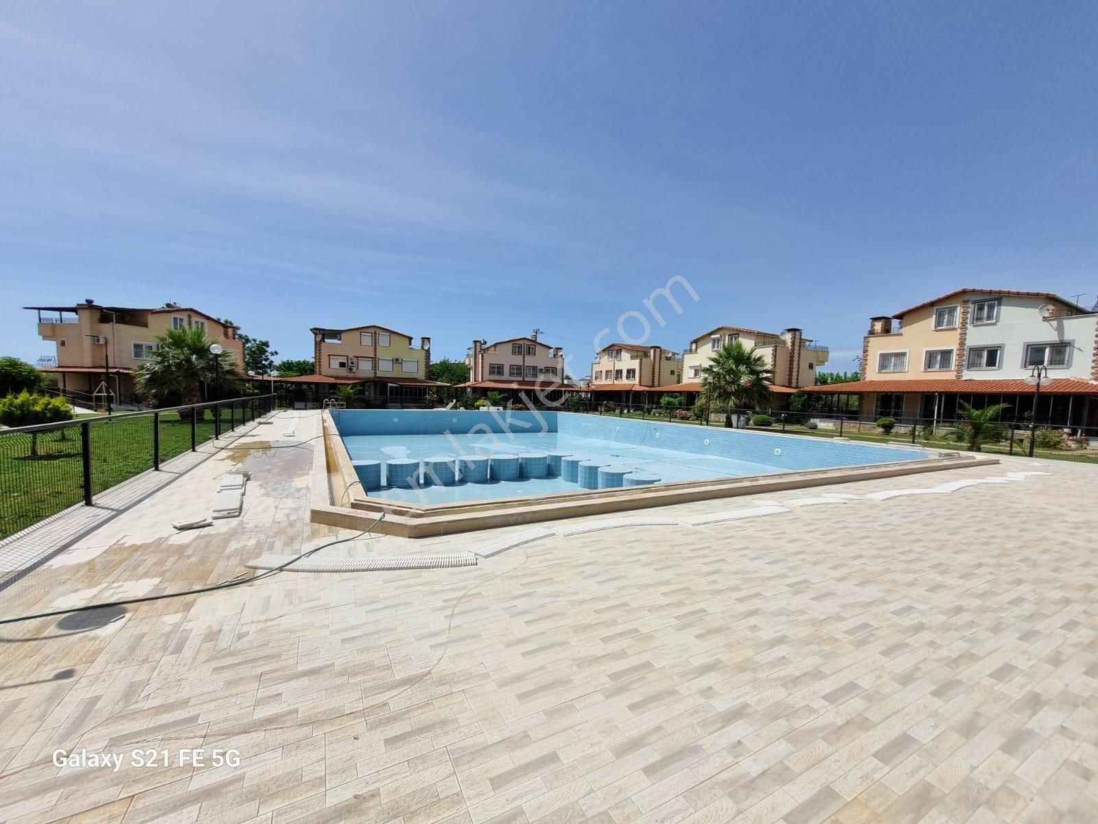 Kuşadası Davutlar Sahilinde Denize 700 Metre Havuzlu Site