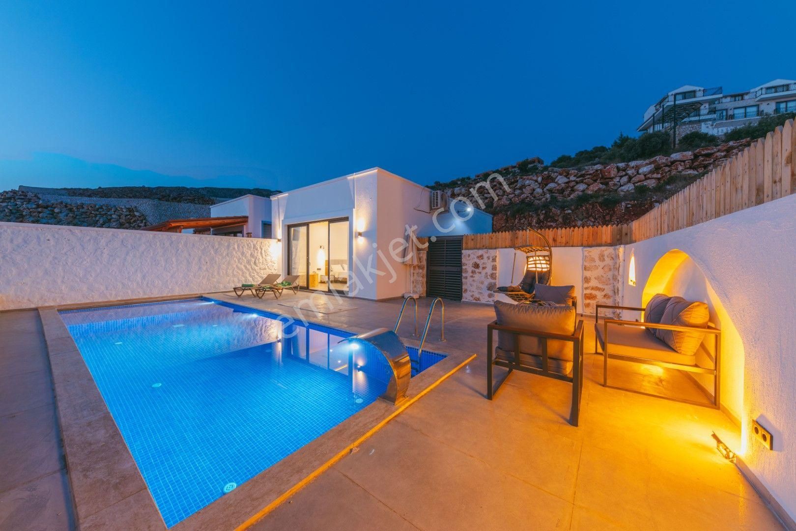 Kaş Yeşilköy'de Deniz Manzaralı, Jakuzili & Özel Havuzlu Balayı Villası