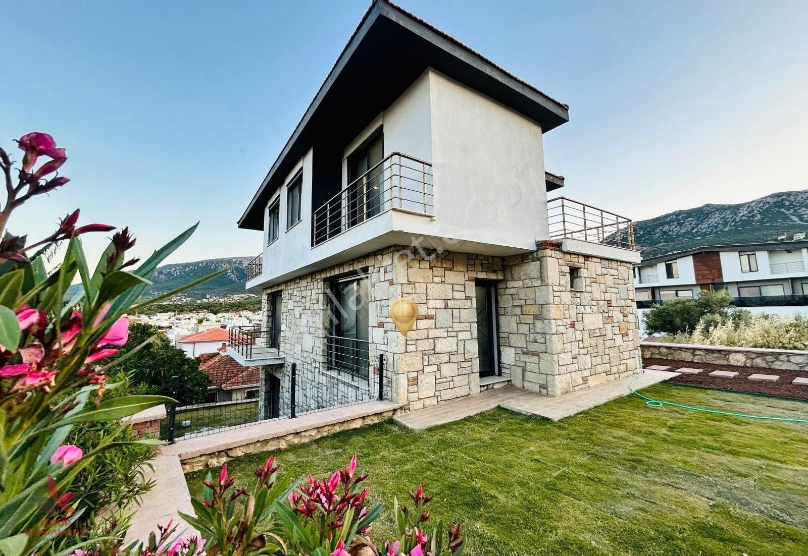 Mimoza Koyu'nda Deniz Manzaralı 2+1 Bahçeli Villa (3+1'e Uygun)