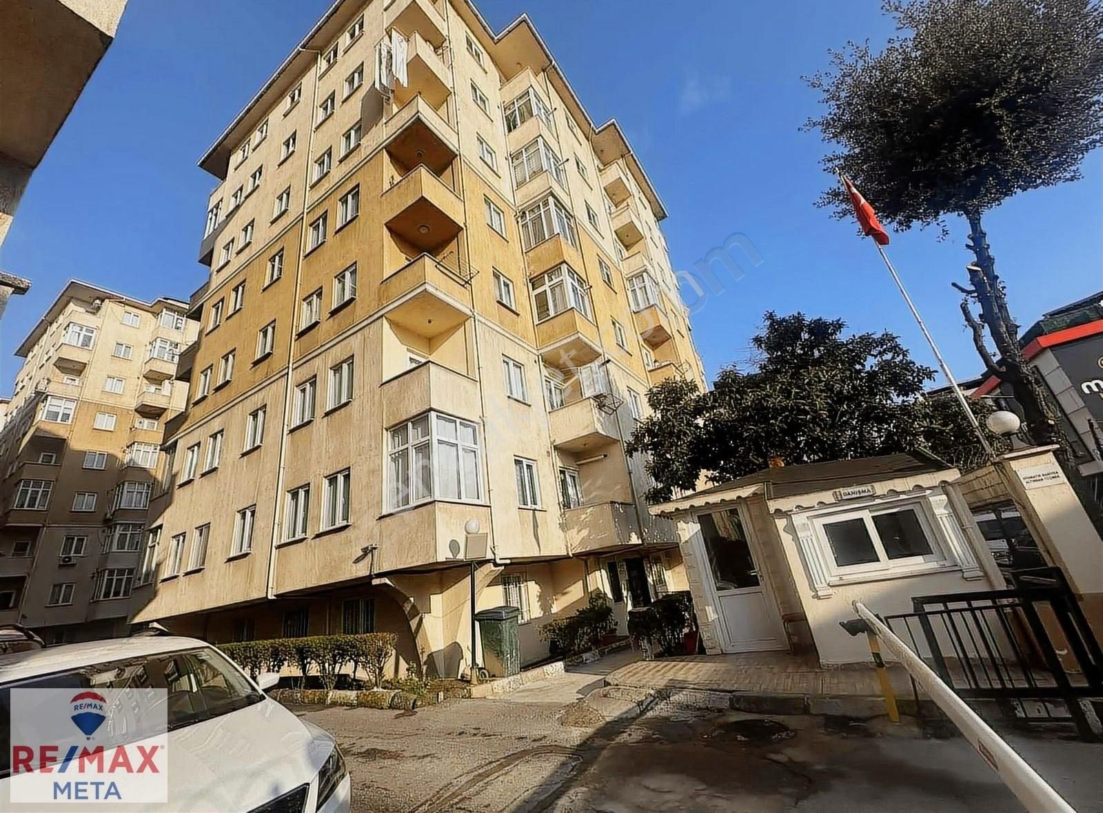 Halkalıda Pembe Evleri Sitesi Kiralık 1+1 Güvenlikli