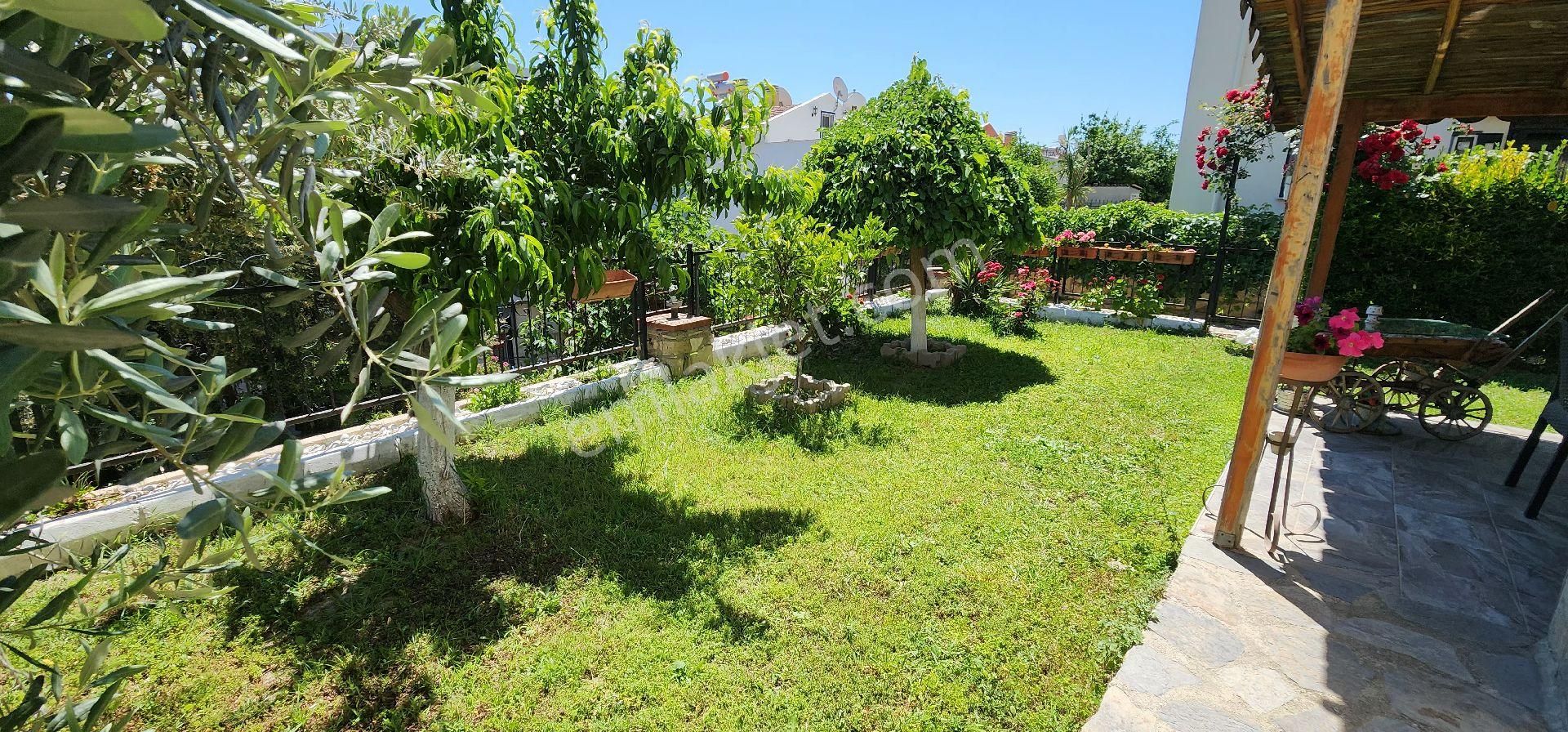 Kuşadası Kadınlar Denizi Mah 4+1 Bahçeli Havuzlu Site