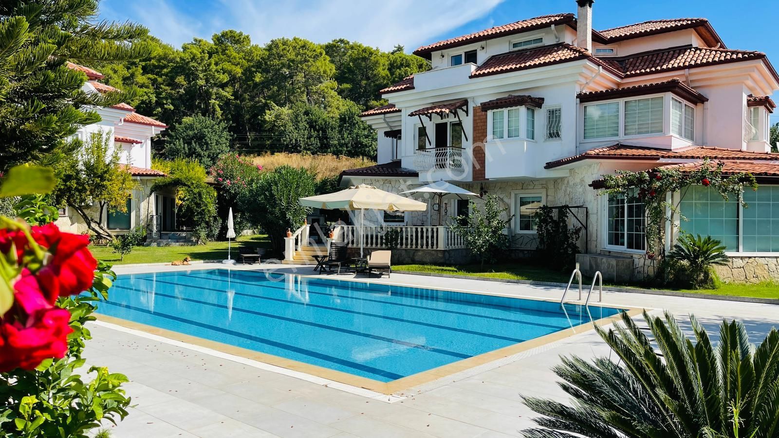 Kemer Kiriş'te Satılık Tripleks Villa