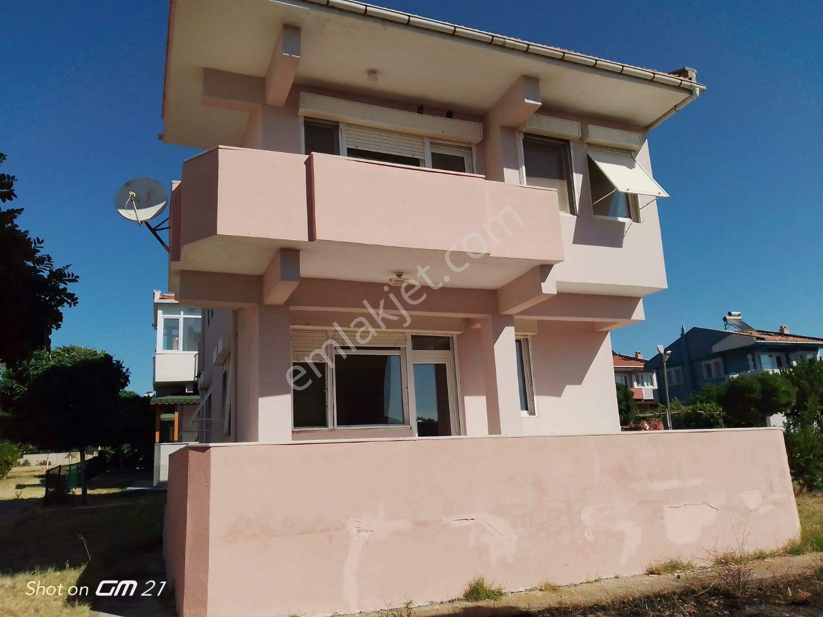 Nezih Site İçerisinde Müstakil Villa Uygun Fiyata Satılıktır.