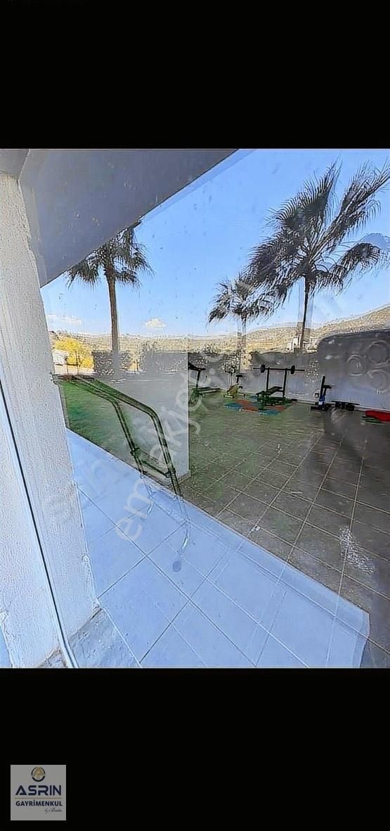 Kuşadası İki Çeşmelik Mevkinde Havuzlu 2+1 Daire