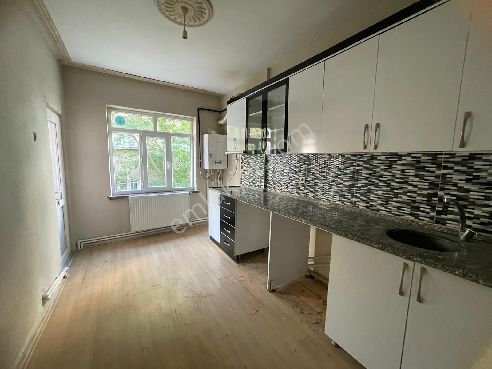 Çarşı Merkezde Satılık 3+1 Kombili Daire