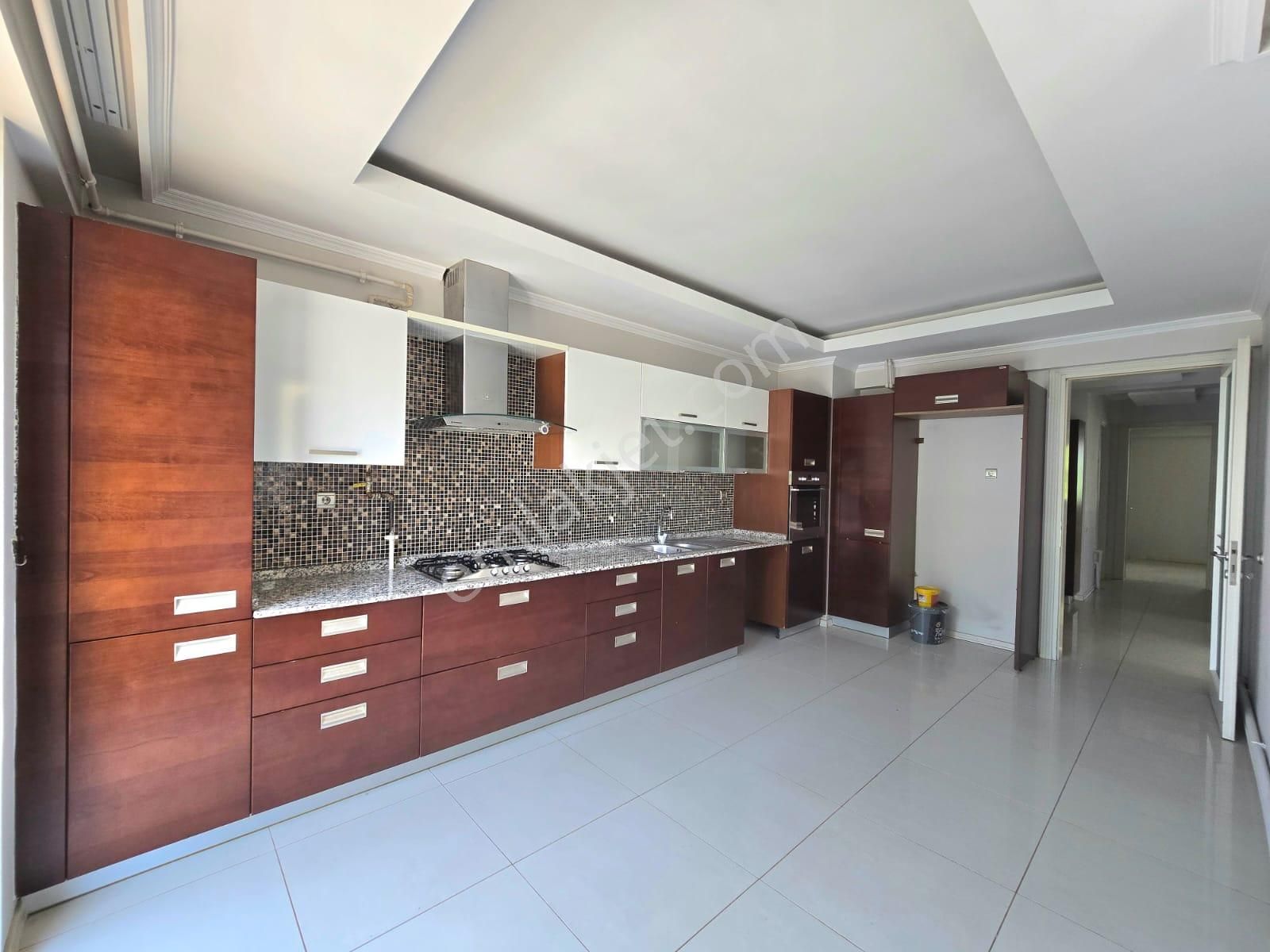 Bursa Caddesi'ne 50 M, 196 M², 3+1 Daire