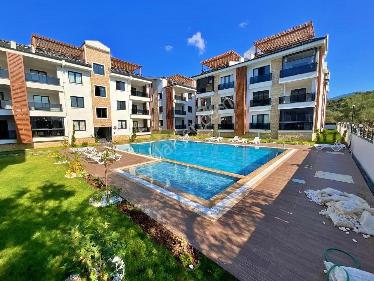 Uytun'dan Akçay-güre Arasında Havuzlu Ultralüks Sitede 1+1 Daire