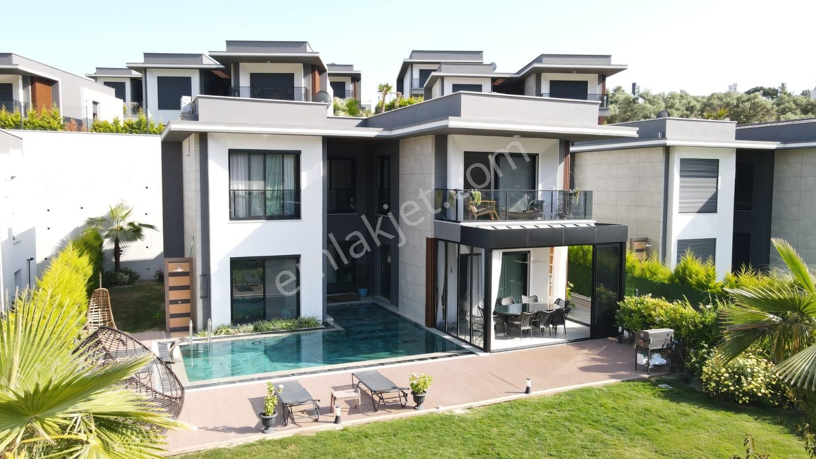 Kuşadası'nda Geniş Bahçeli Özel Havuzlu Lüks 4+1 Villa