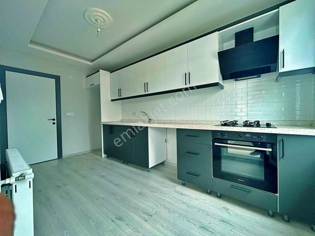 Uytundan Kadıköyde Ayrı Mutfak Çift Cepheli Doğalgazlı 3+1 Daire