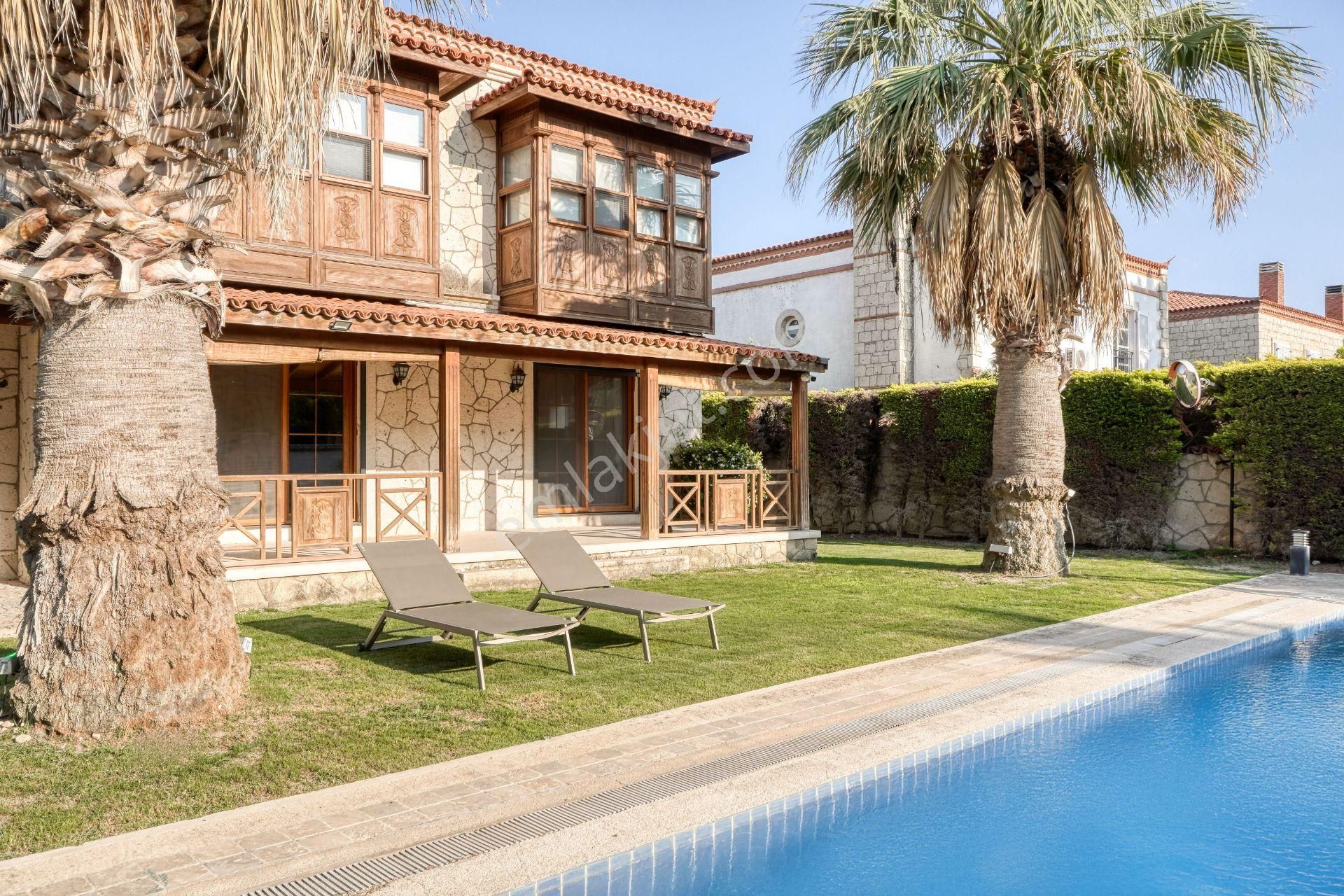 Alaçatı Merkezi Lokasyonda 430 M2 Arsa İçinde Havuzlu Villa