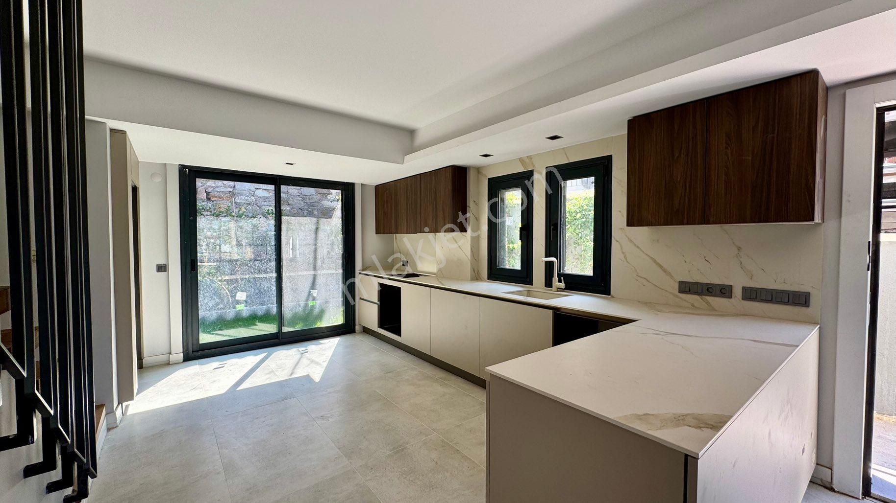 Eski Foça Atatürk Mahallesi’nde Modern Mimarili 2 Katlı Yeni Villa - Görsel 5