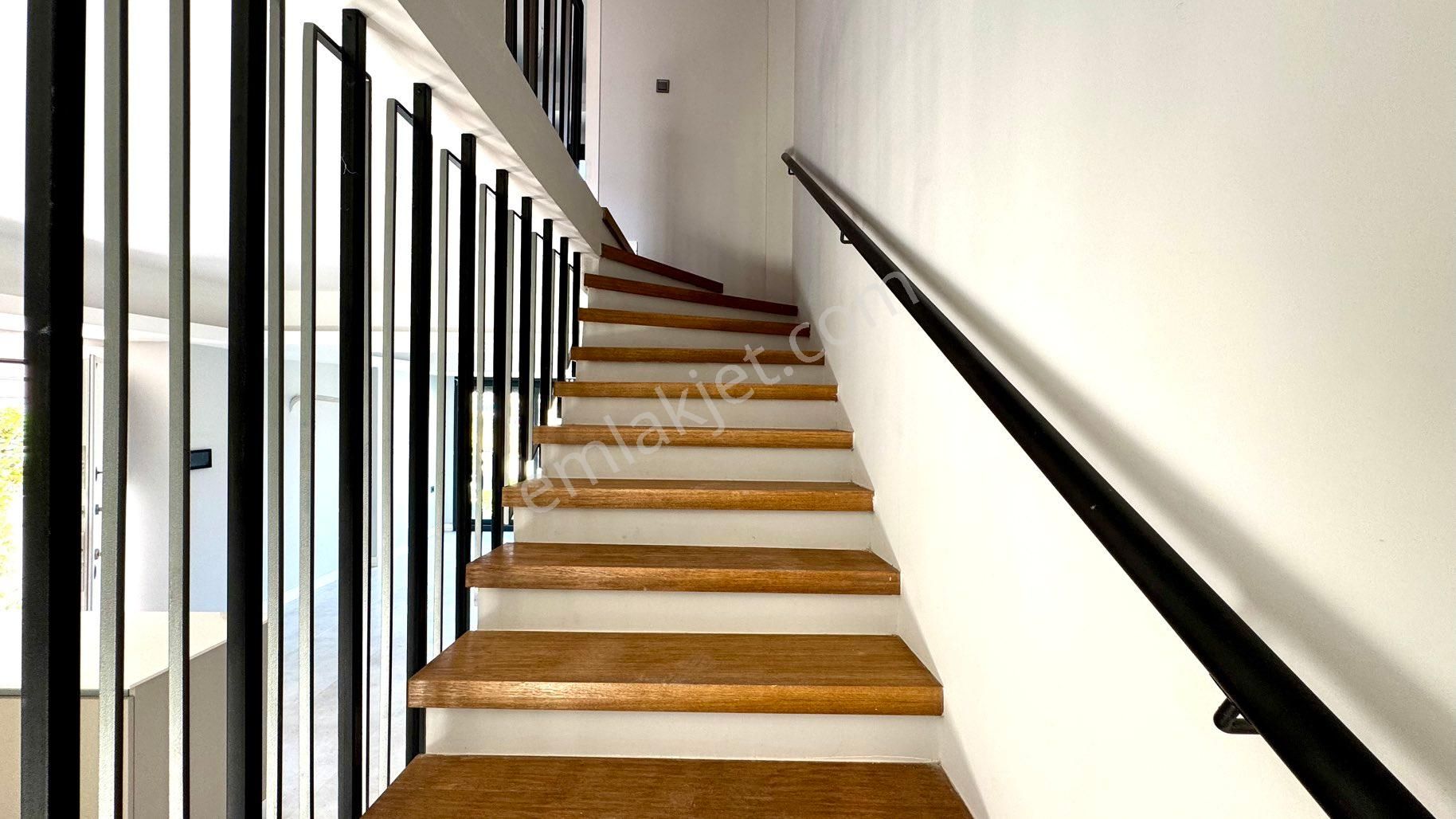 Eski Foça Atatürk Mahallesi’nde Modern Mimarili 2 Katlı Yeni Villa - Görsel 16