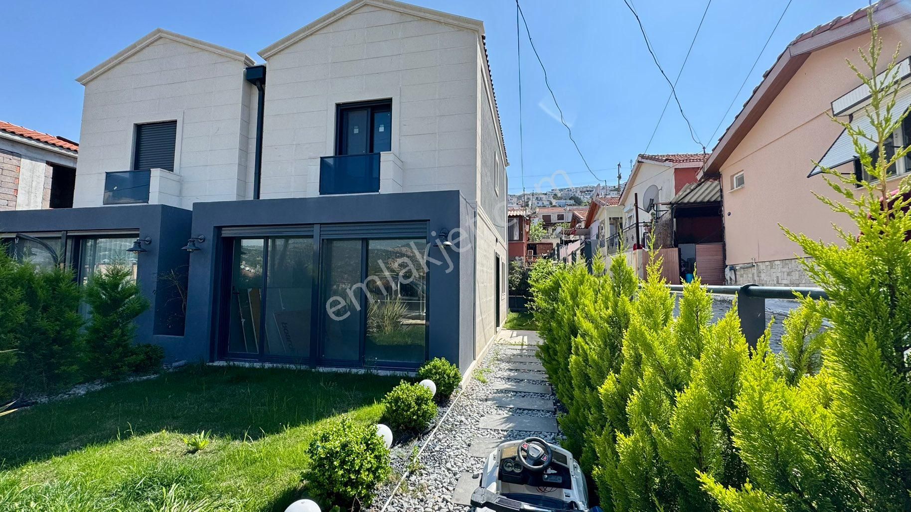 Eski Foça Atatürk Mahallesi’nde Modern Mimarili 2 Katlı Yeni Villa