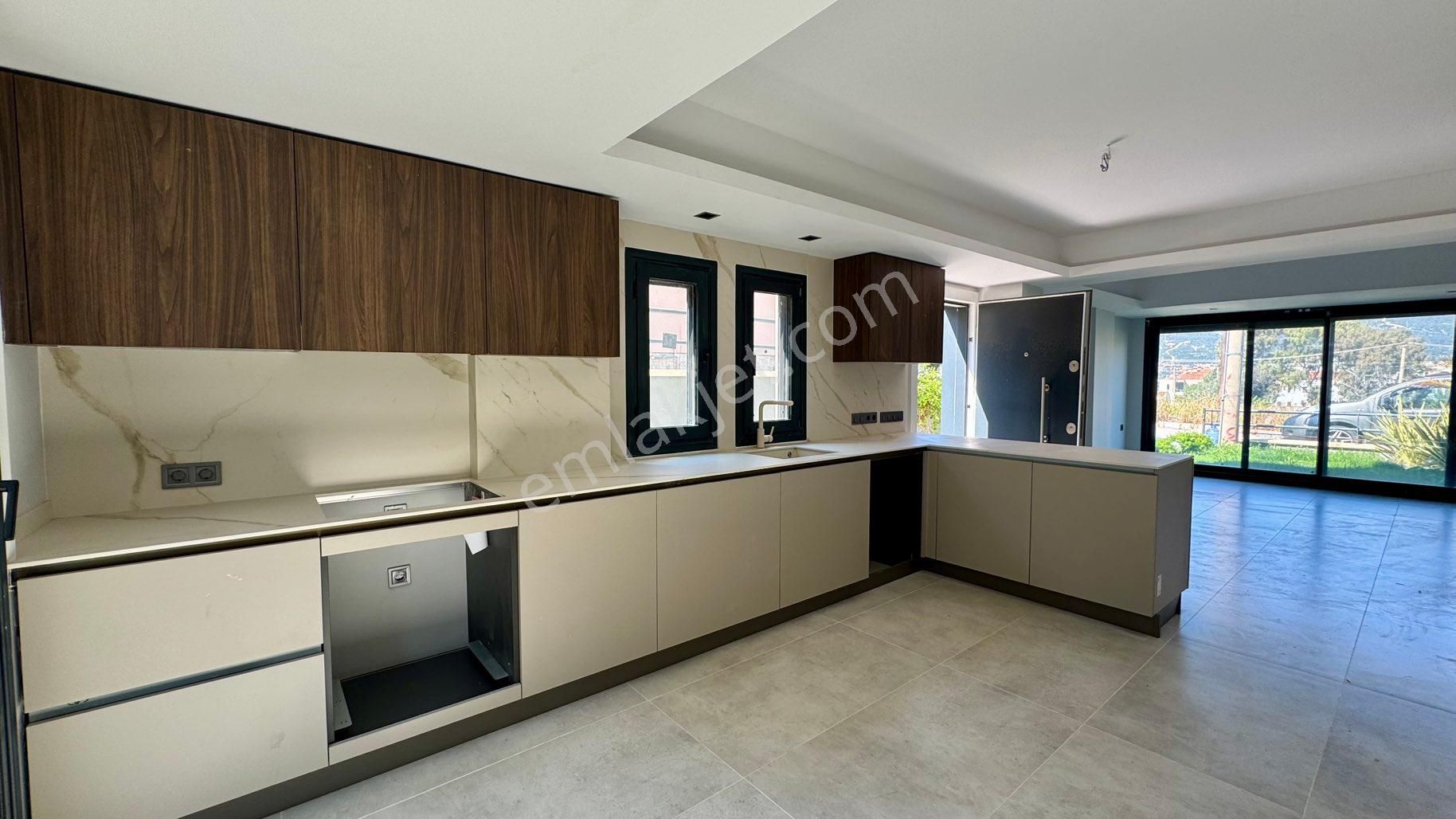 Eski Foça Atatürk Mahallesi’nde Modern Mimarili 2 Katlı Yeni Villa - Görsel 6